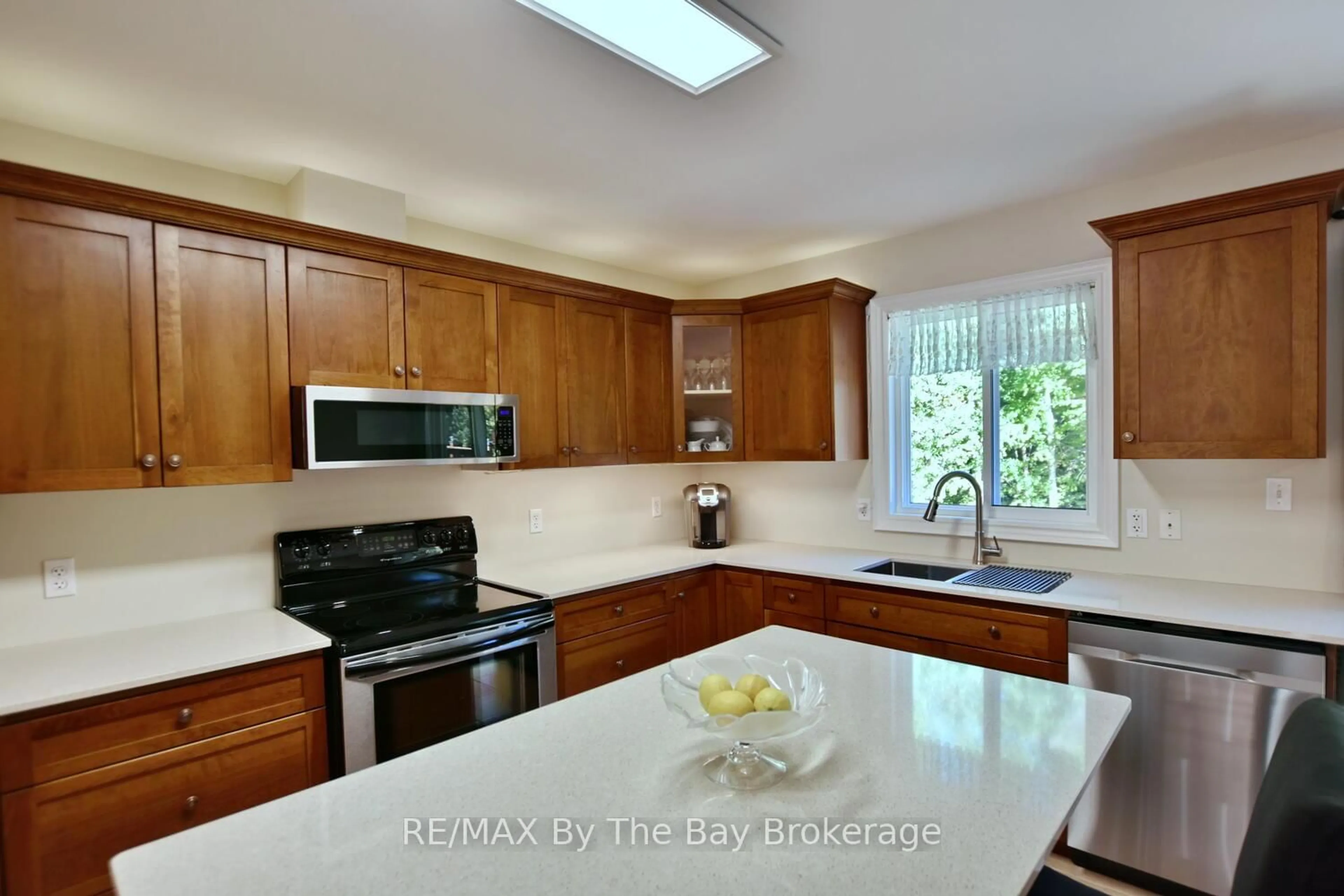 Open concept kitchen, ceramic/tile floor for 60 Caribou Tr, Wasaga Beach Ontario L9Z 1H4