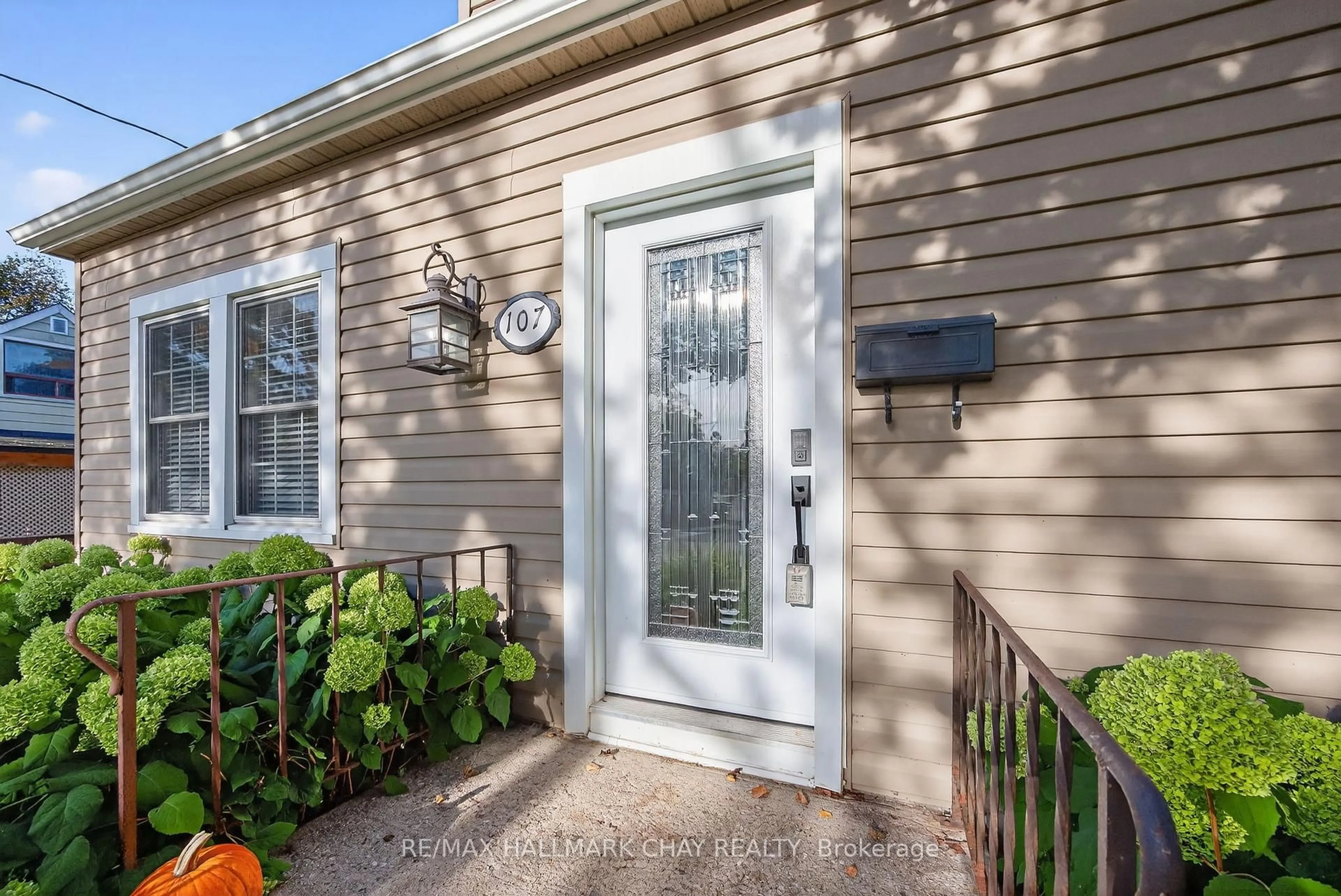 Indoor entryway for 107 Peel St, Barrie Ontario L4M 3L5