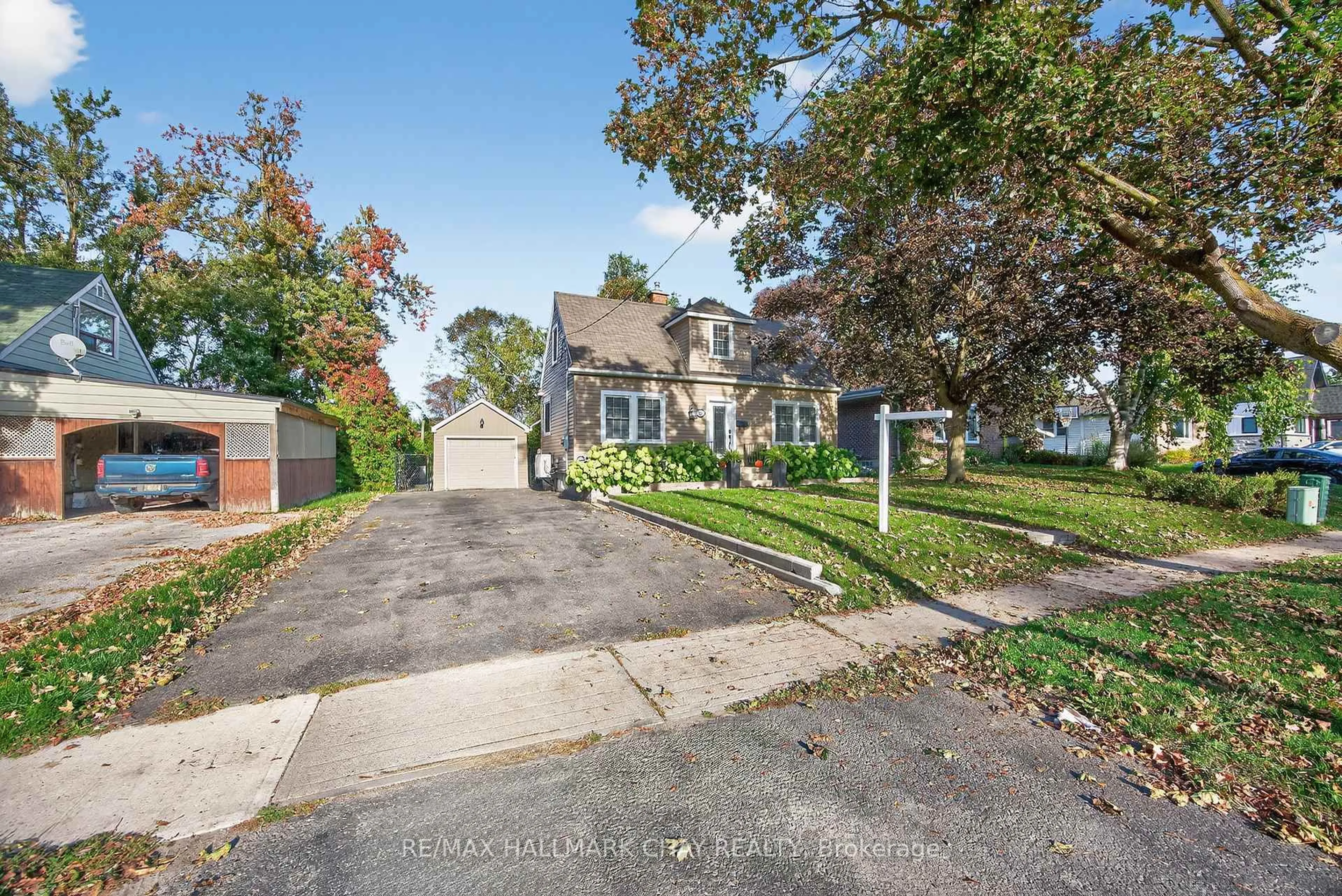 A pic from outside/outdoor area/front of a property/back of a property/a pic from drone, street for 107 Peel St, Barrie Ontario L4M 3L5