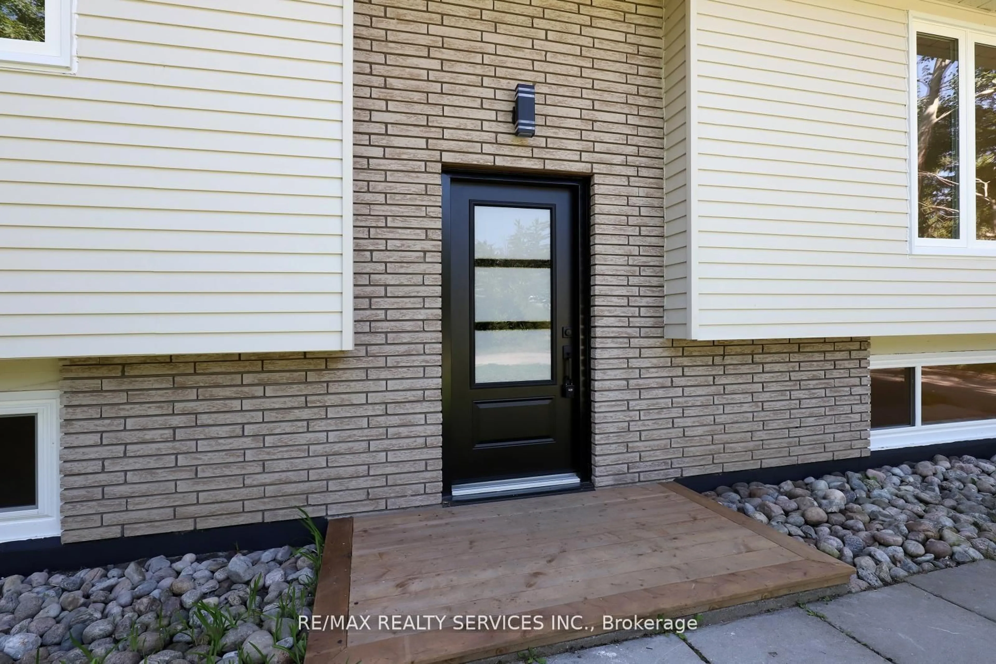 Indoor entryway for 8570 Hwy 12, Oro-Medonte Ontario L3V 6H2