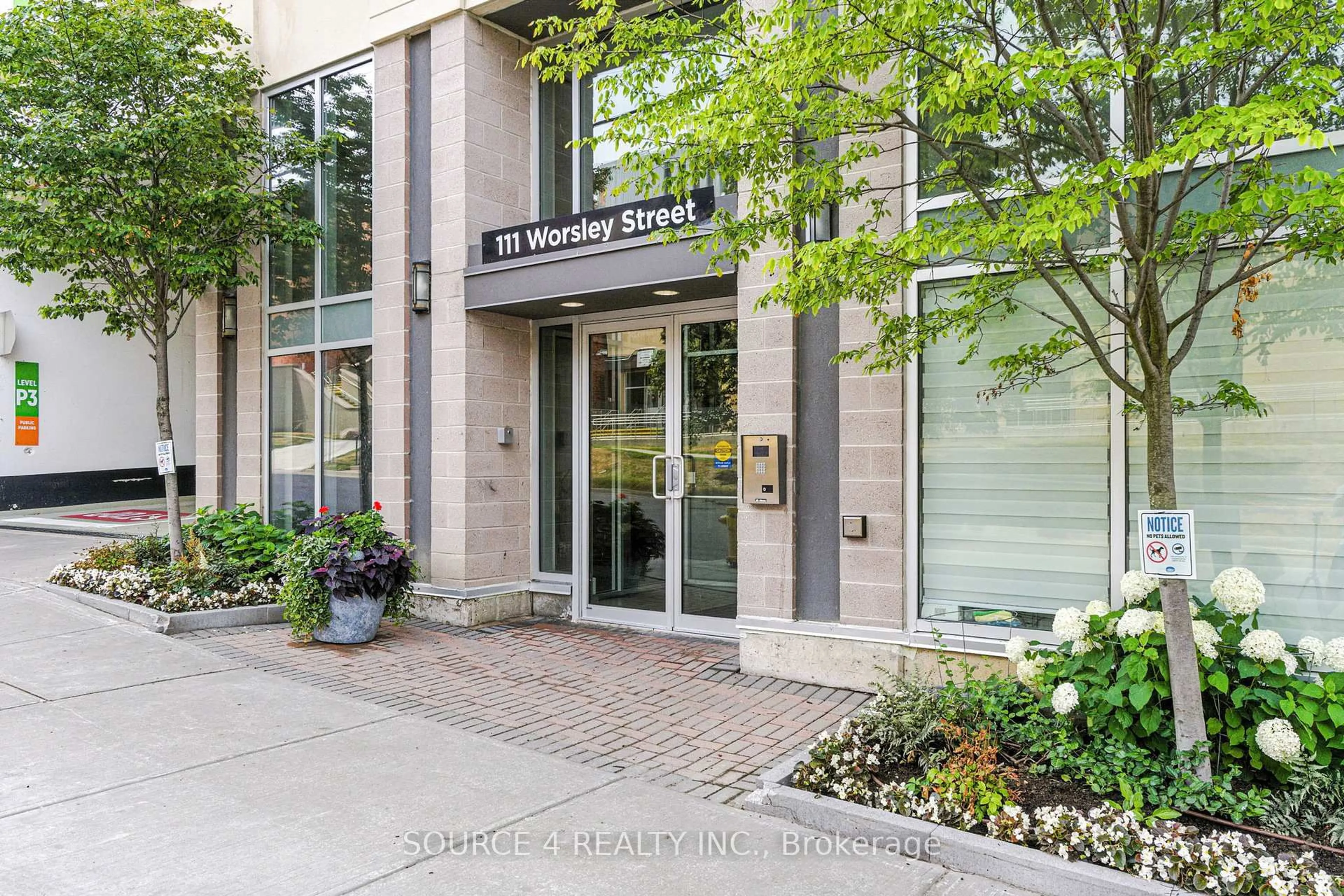 Indoor foyer for 111 Worsley St #311, Barrie Ontario L4M 0J5