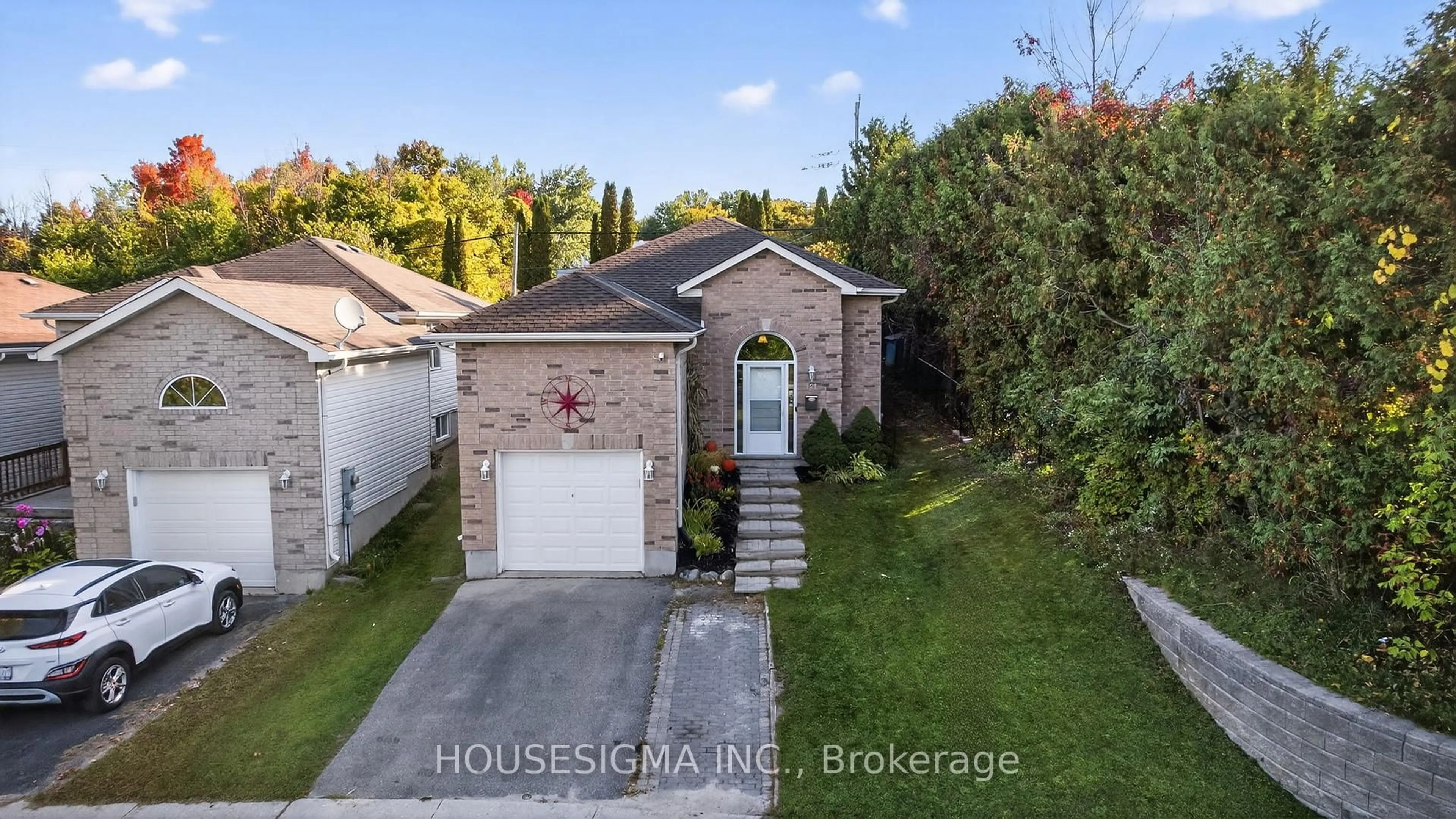 A pic from outside/outdoor area/front of a property/back of a property/a pic from drone, street for 421 Irwin St, Midland Ontario L4R 2V6