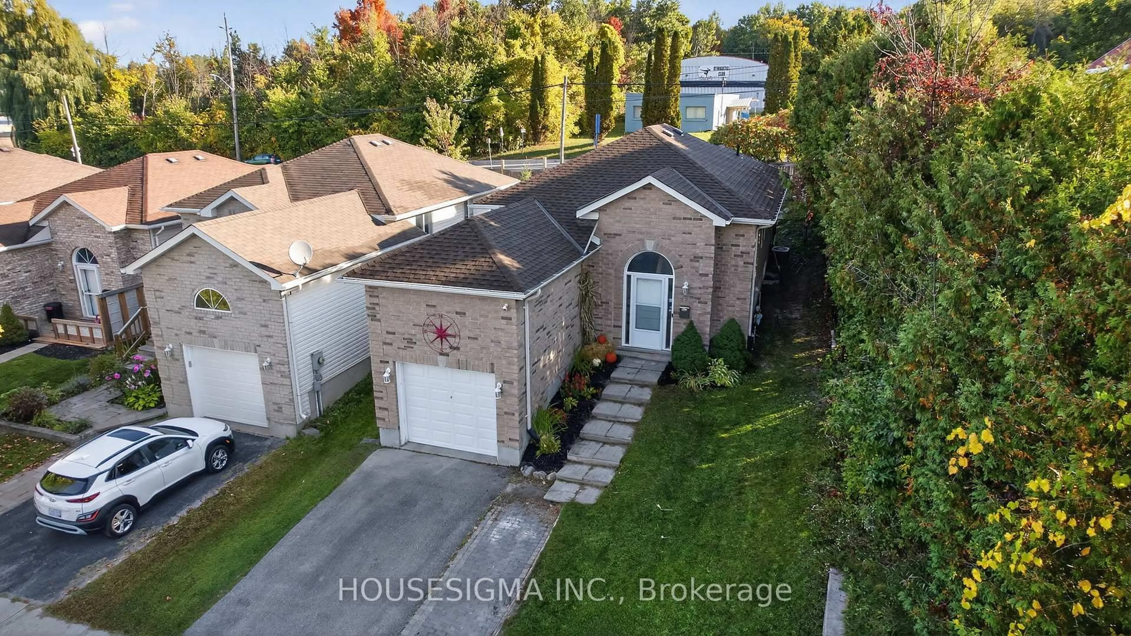 A pic from outside/outdoor area/front of a property/back of a property/a pic from drone, street for 421 Irwin St, Midland Ontario L4R 2V6