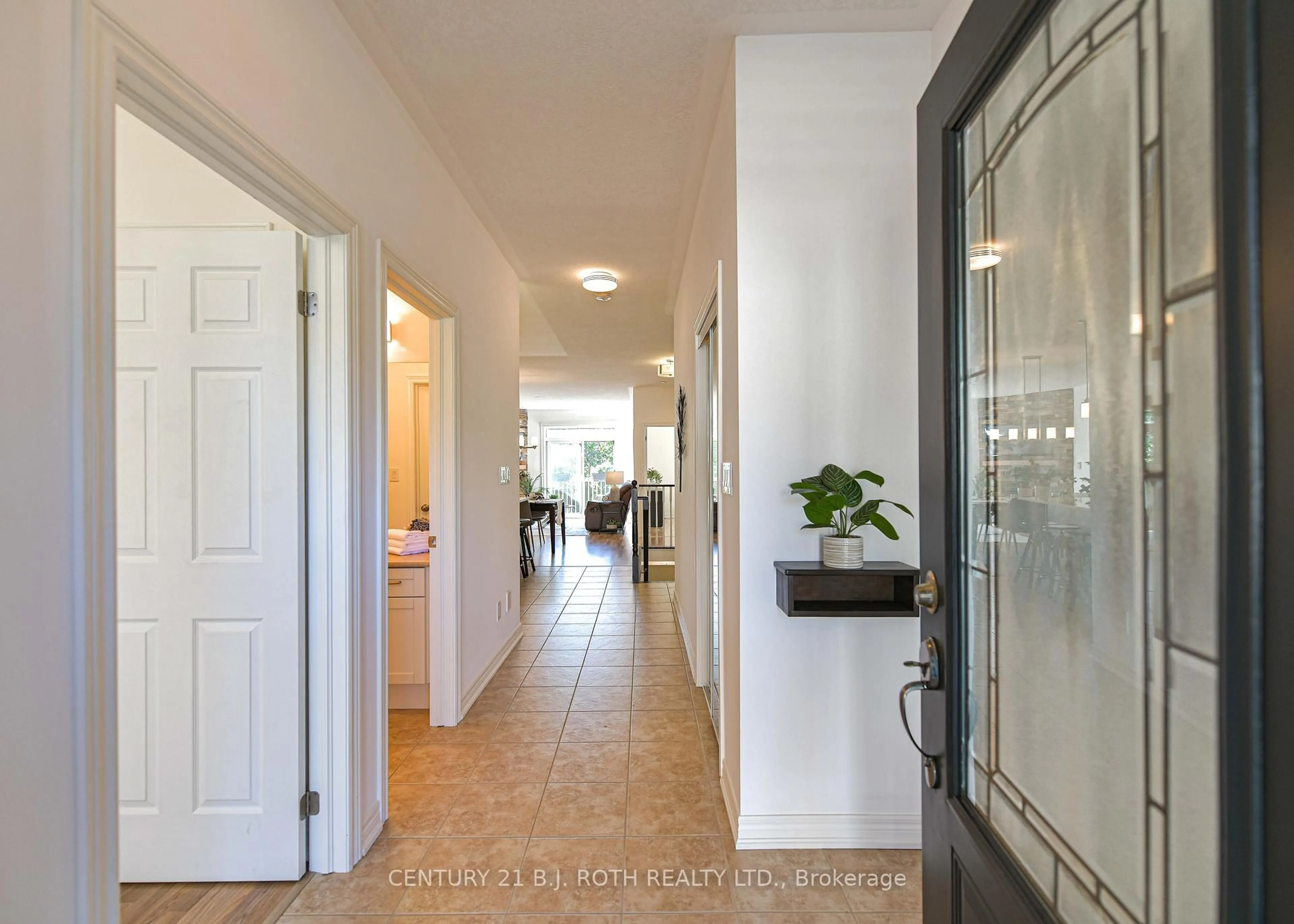 Indoor entryway for 28 Canterbury Circ, Orillia Ontario L3V 0C9