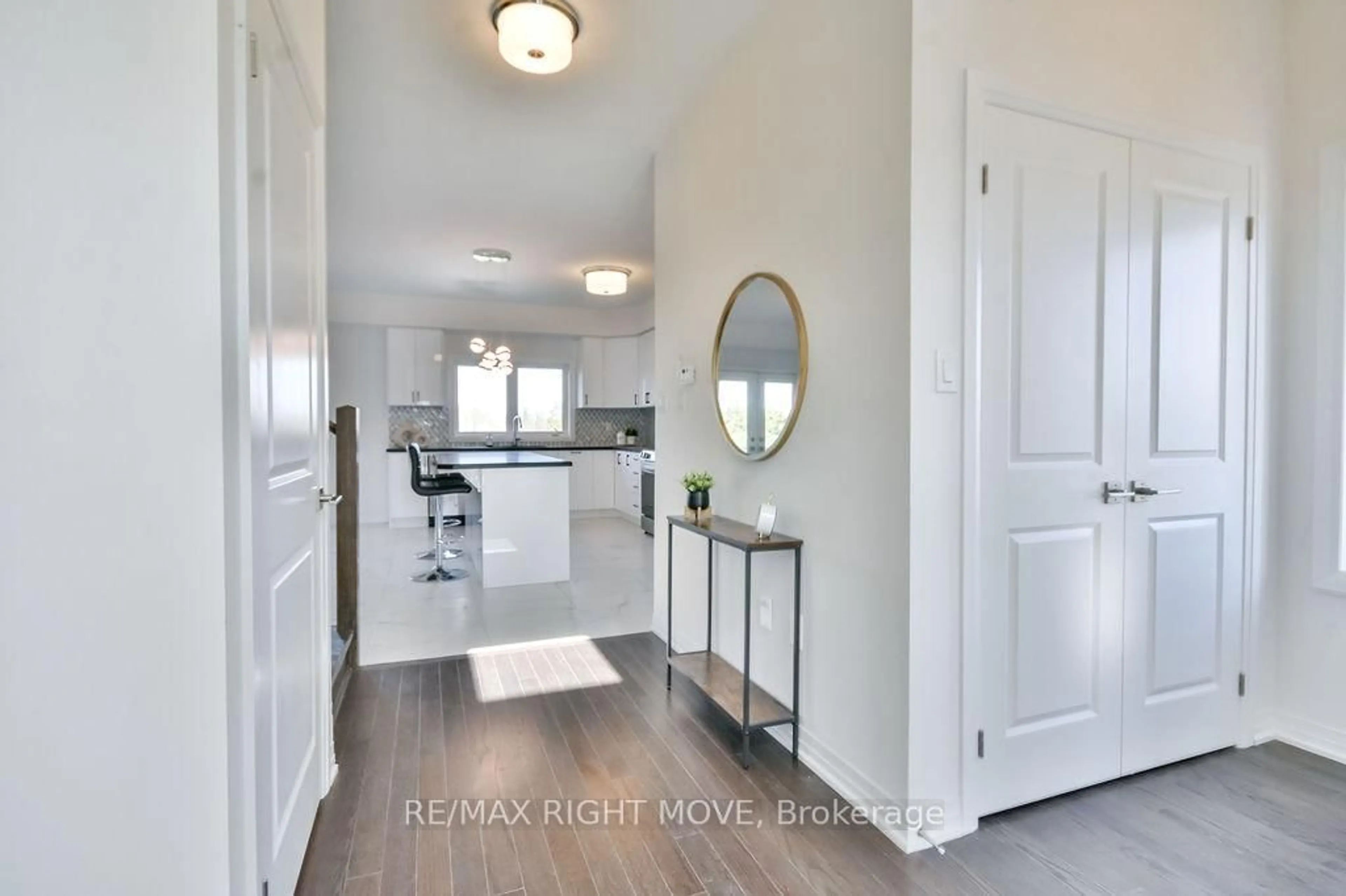 Indoor entryway for 3721 Quayside Dr, Severn Ontario L3V 8M9