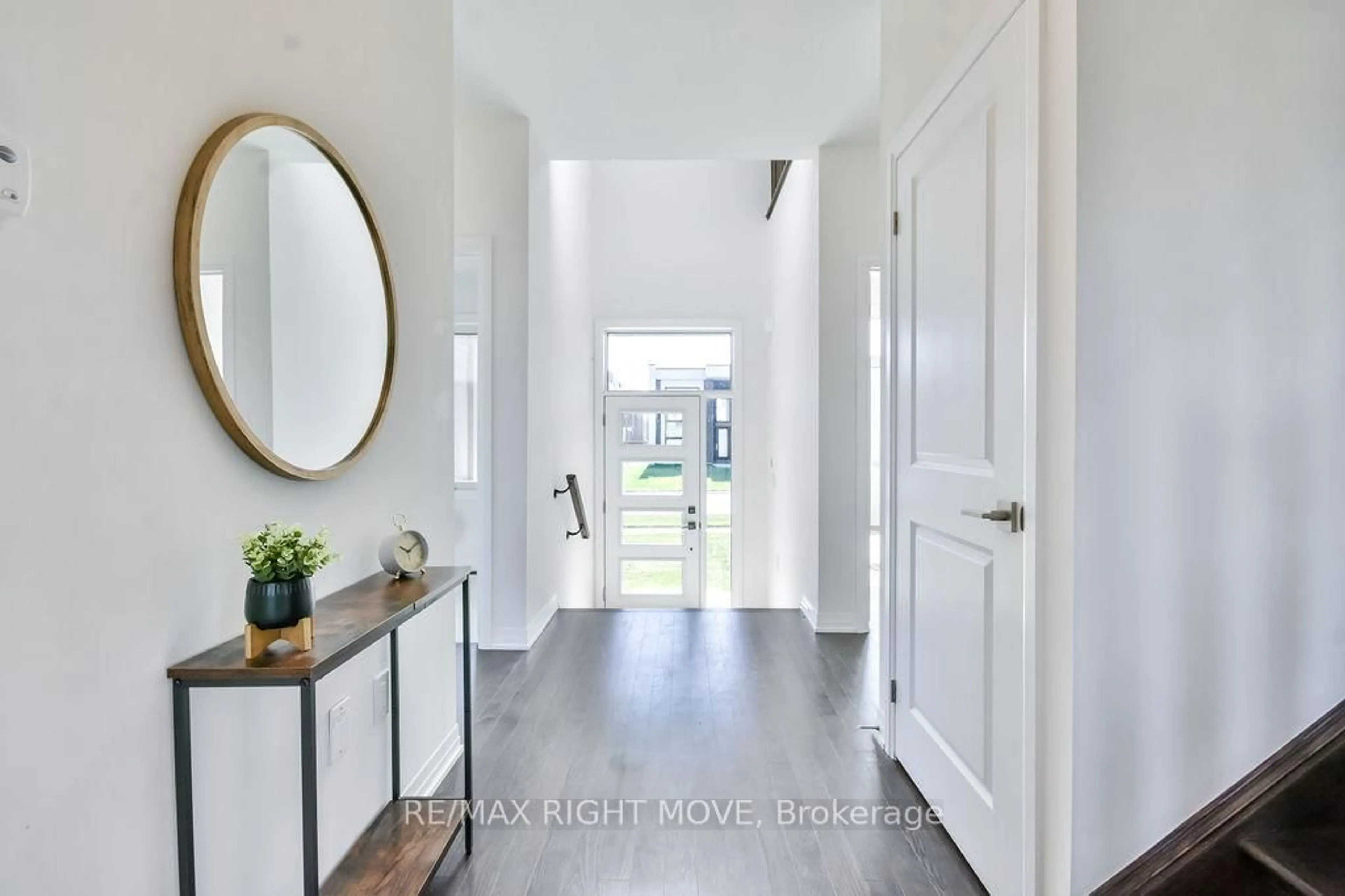 Indoor entryway for 3721 Quayside Dr, Severn Ontario L3V 8M9