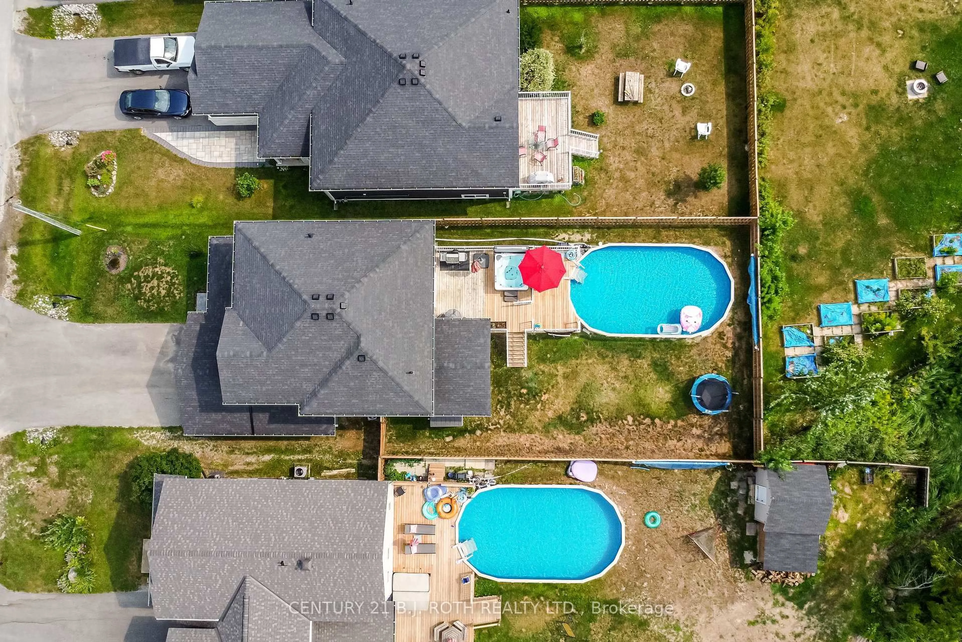 A pic from outside/outdoor area/front of a property/back of a property/a pic from drone, unknown for 3428 Timberline Ave, Severn Ontario L3V 0V8