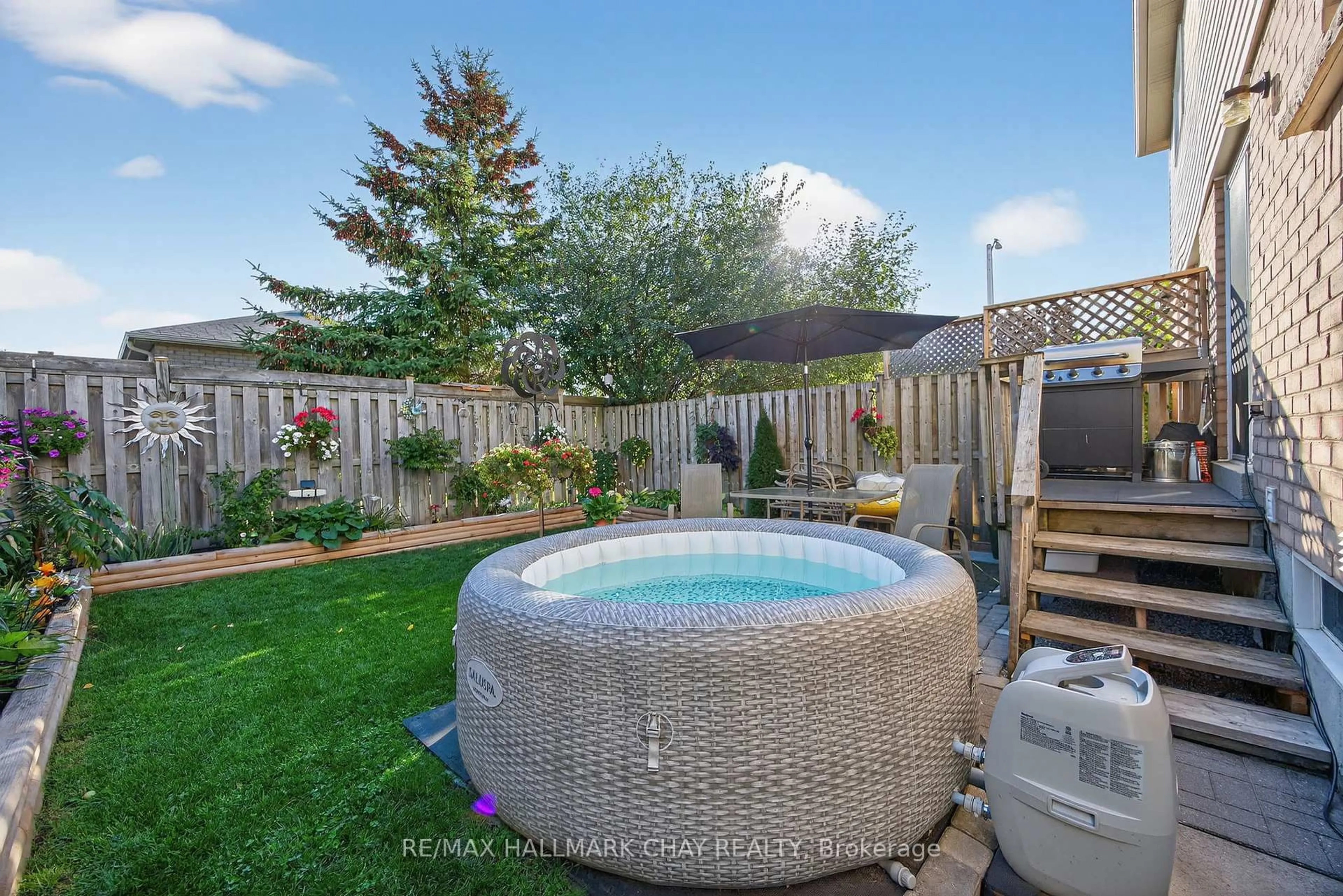 A pic from outside/outdoor area/front of a property/back of a property/a pic from drone, unknown for 3 Coleman Dr, Barrie Ontario L4N 0R5
