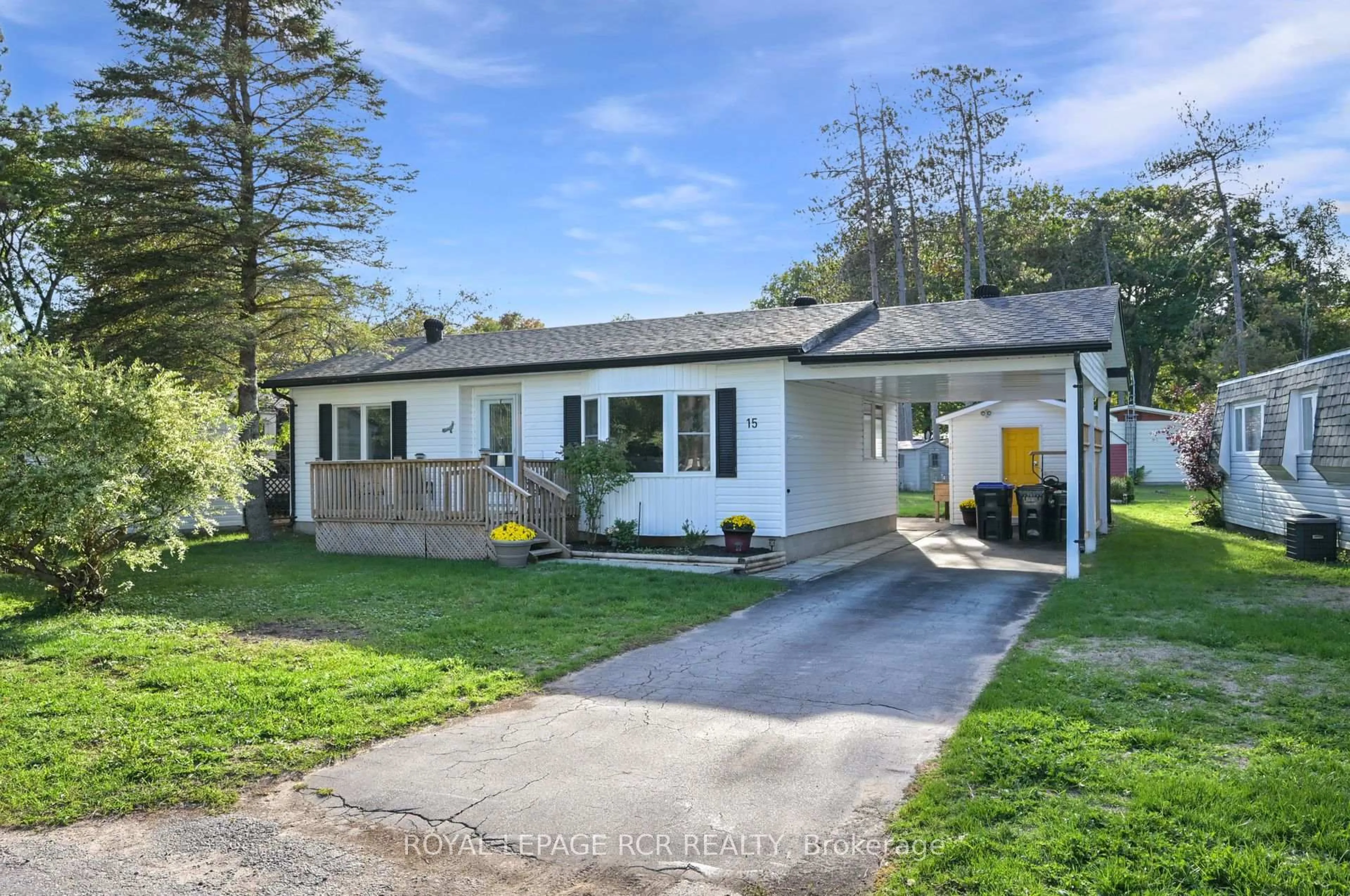 A pic from outside/outdoor area/front of a property/back of a property/a pic from drone, street for 15 Carruthers St, Wasaga Beach Ontario L9Z 1K2