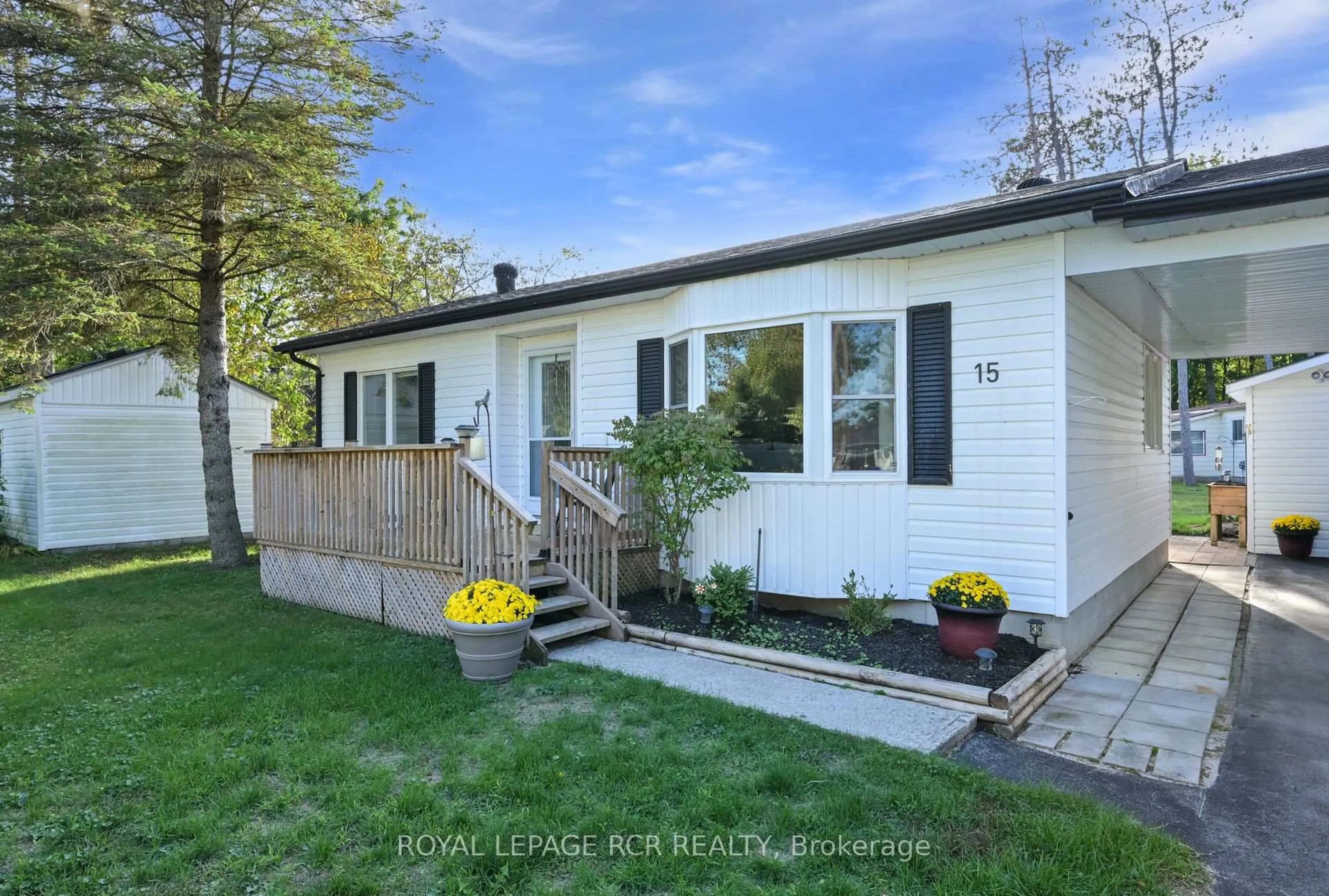 Home with vinyl exterior material, street for 15 Carruthers St, Wasaga Beach Ontario L9Z 1K2