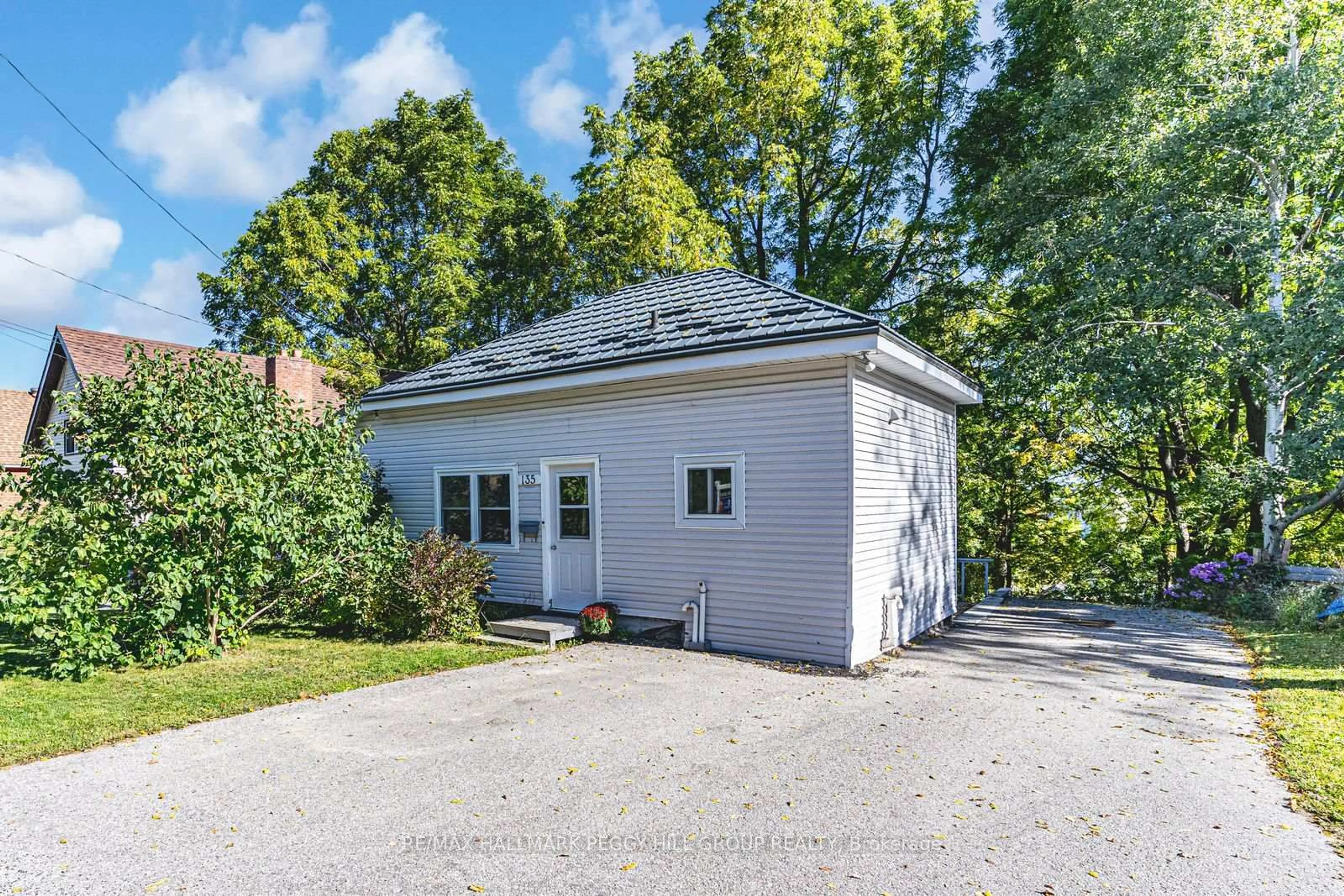 Shed for 135 Sixth St, Midland Ontario L4R 3X5