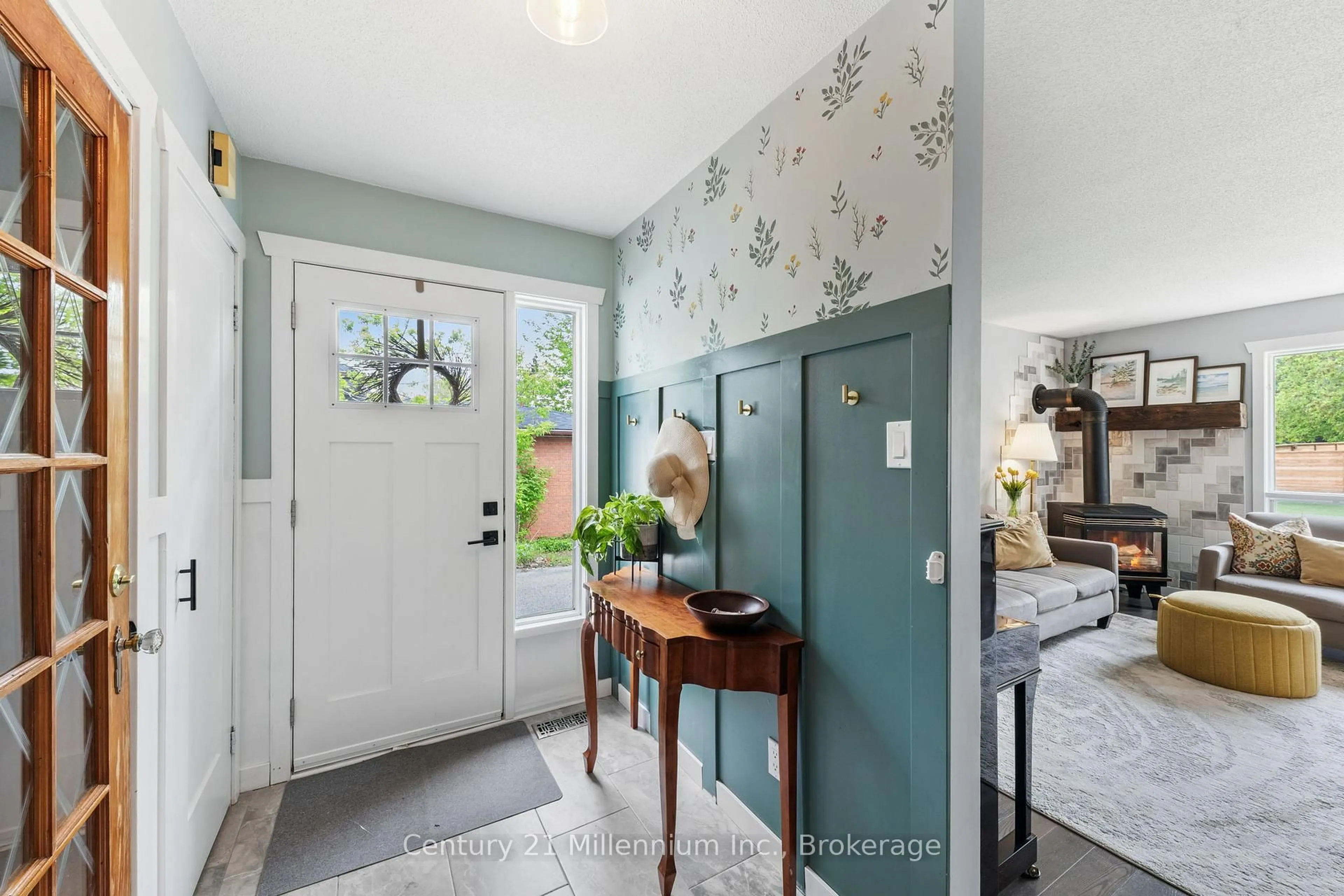 Indoor entryway for 108 Ansley Rd, Wasaga Beach Ontario L9Z 2N5