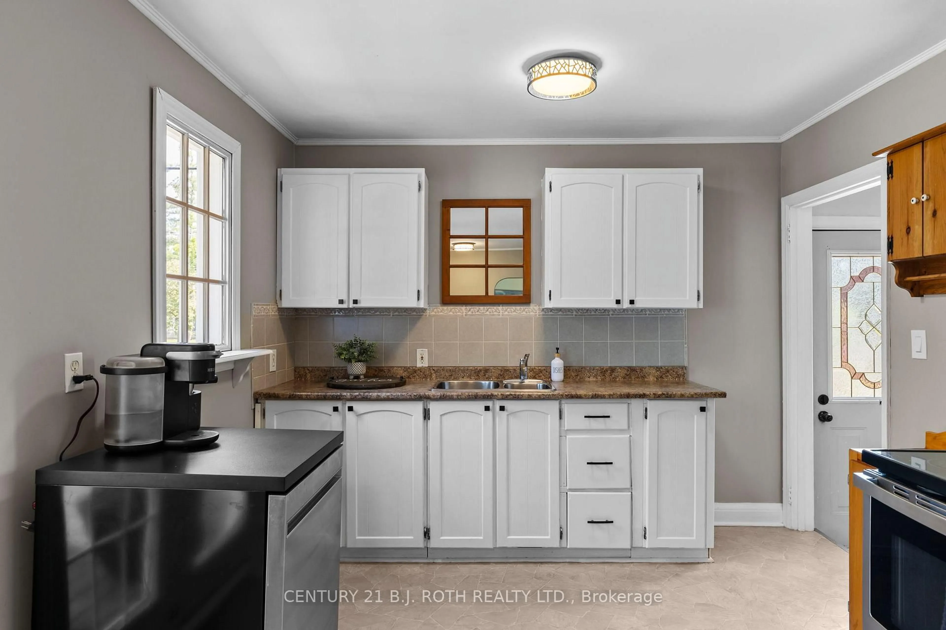 Standard kitchen, ceramic/tile floor for 307 LINWOOD Ave, Orillia Ontario L3V 2W8