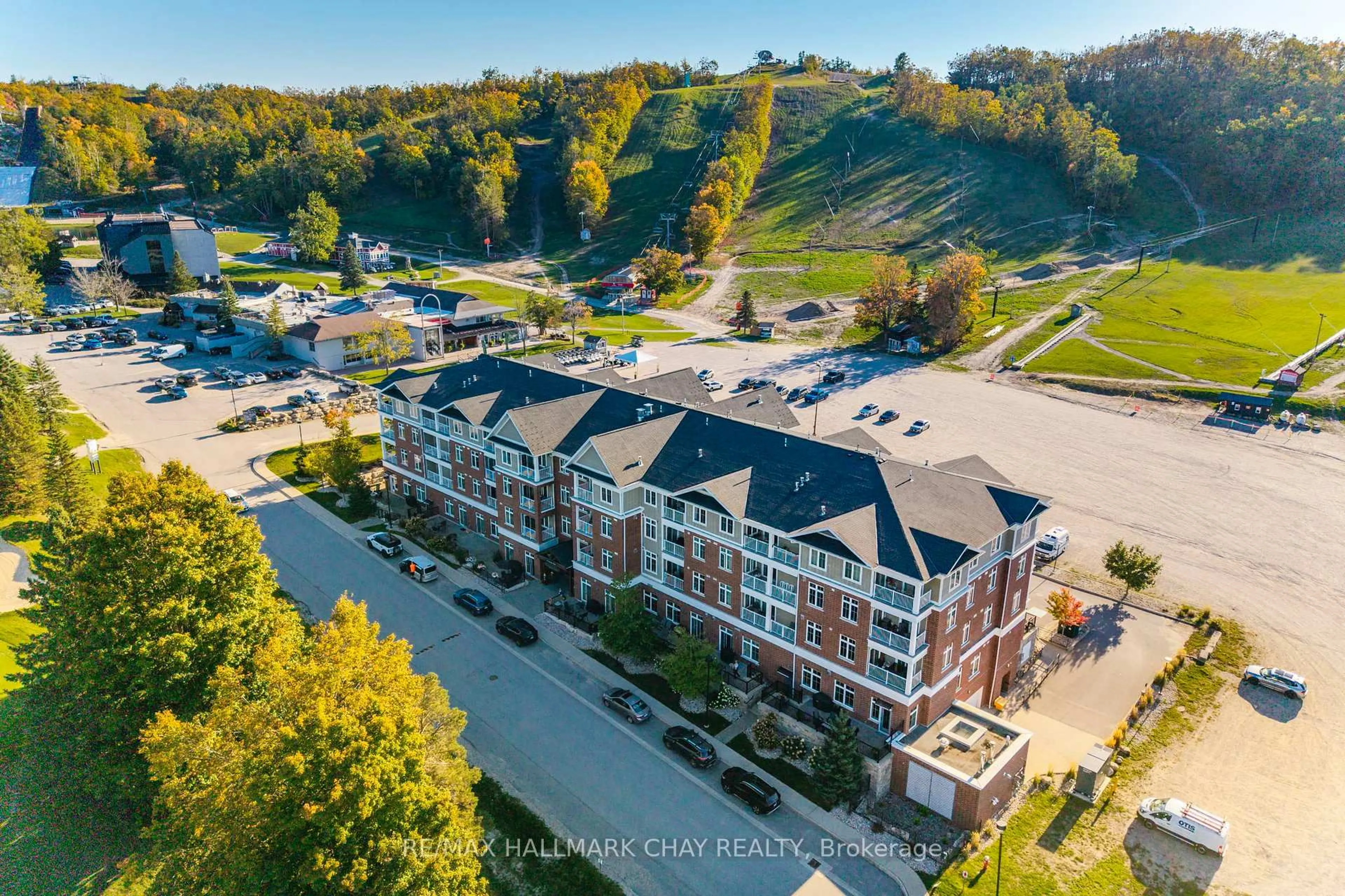 A pic from outside/outdoor area/front of a property/back of a property/a pic from drone, mountain view for 40 Horseshoe Blvd #207, Oro-Medonte Ontario L4M 4Y8