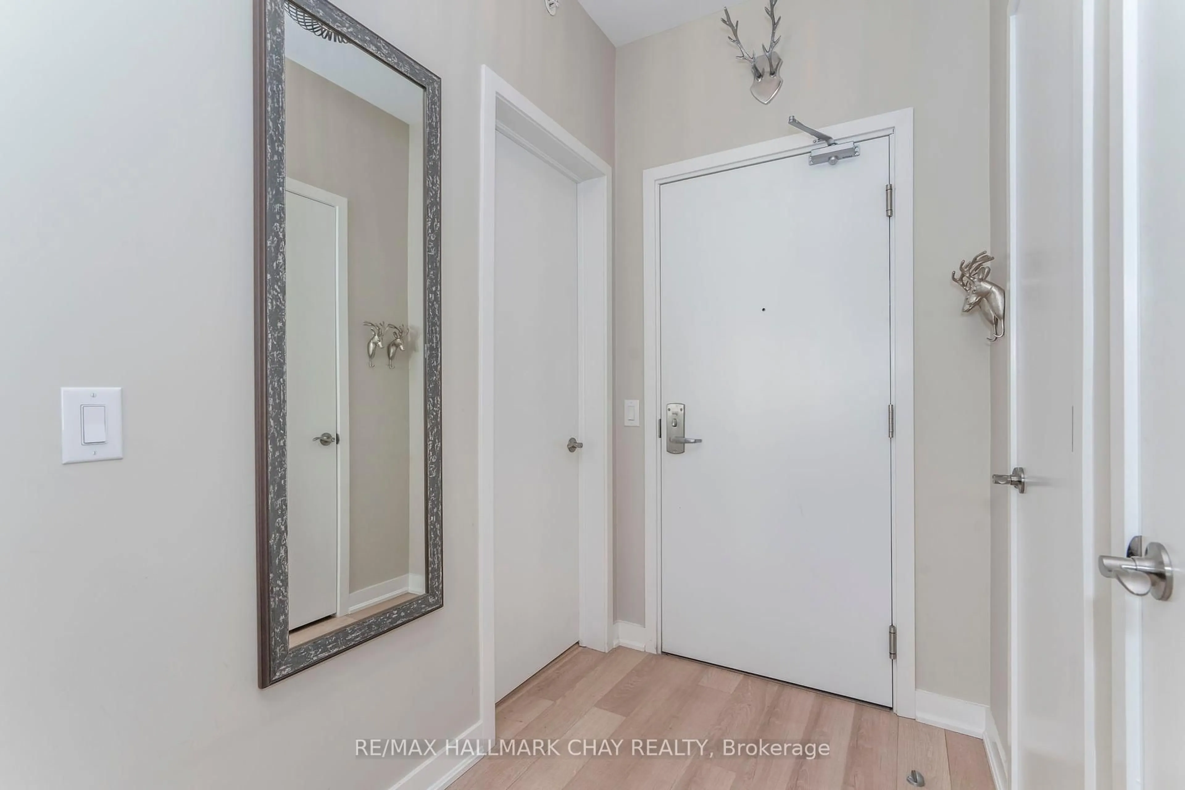 Indoor entryway for 40 Horseshoe Blvd #207, Oro-Medonte Ontario L4M 4Y8