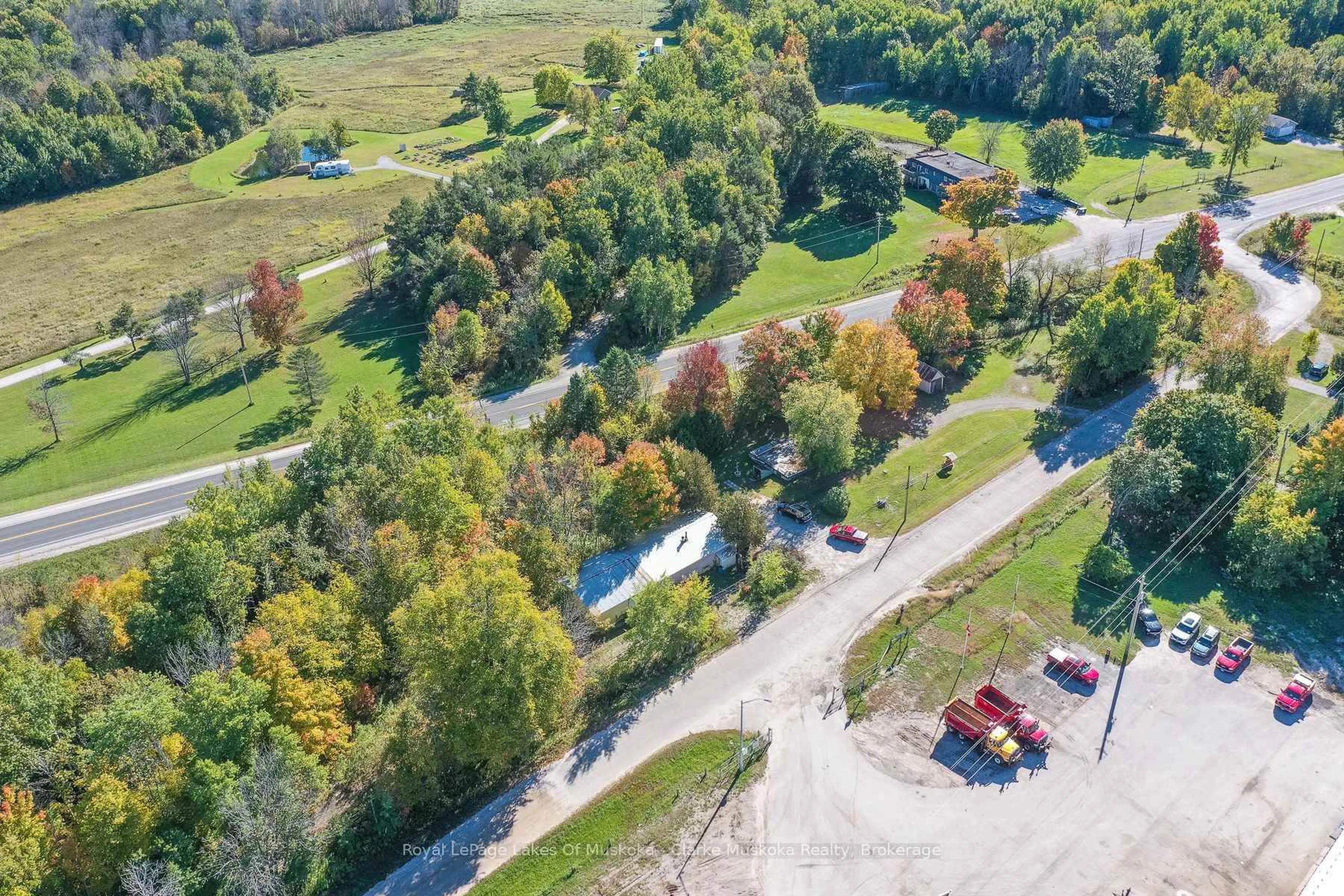 A pic from outside/outdoor area/front of a property/back of a property/a pic from drone, unknown for 1085 R Nelson Rd, Severn Ontario L0K 2C0