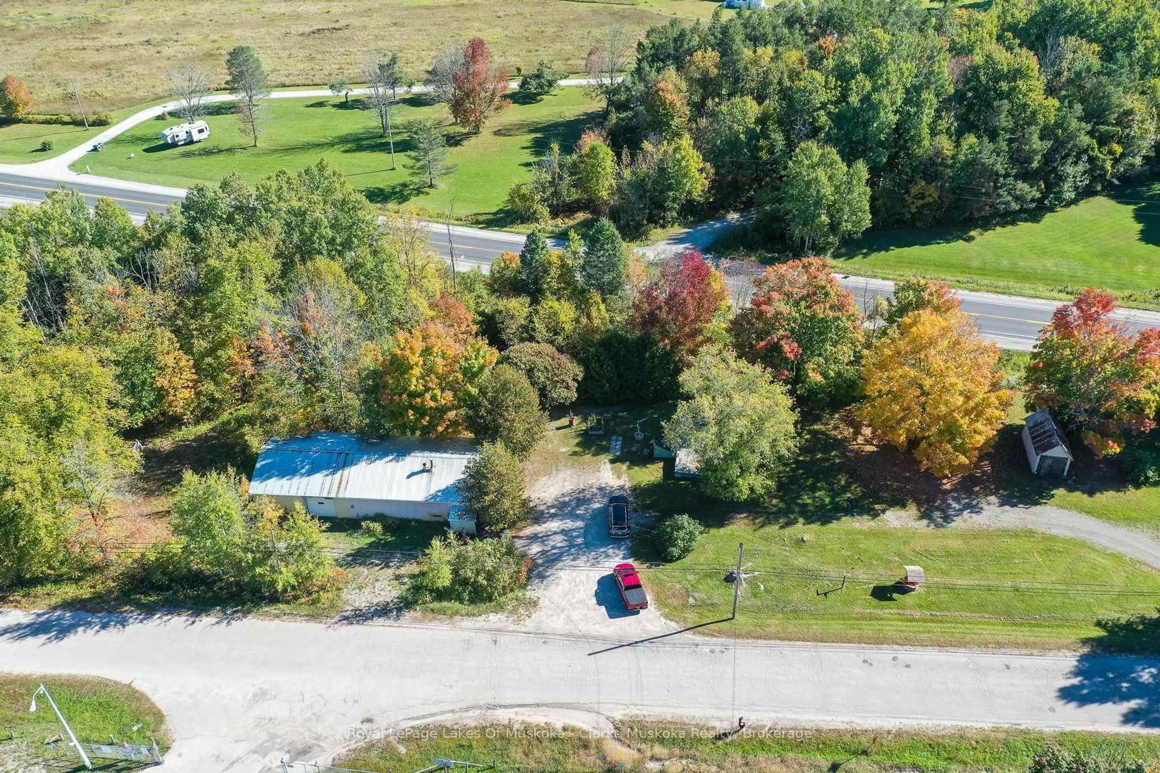 A pic from outside/outdoor area/front of a property/back of a property/a pic from drone, unknown for 1085 R Nelson Rd, Severn Ontario L0K 2C0