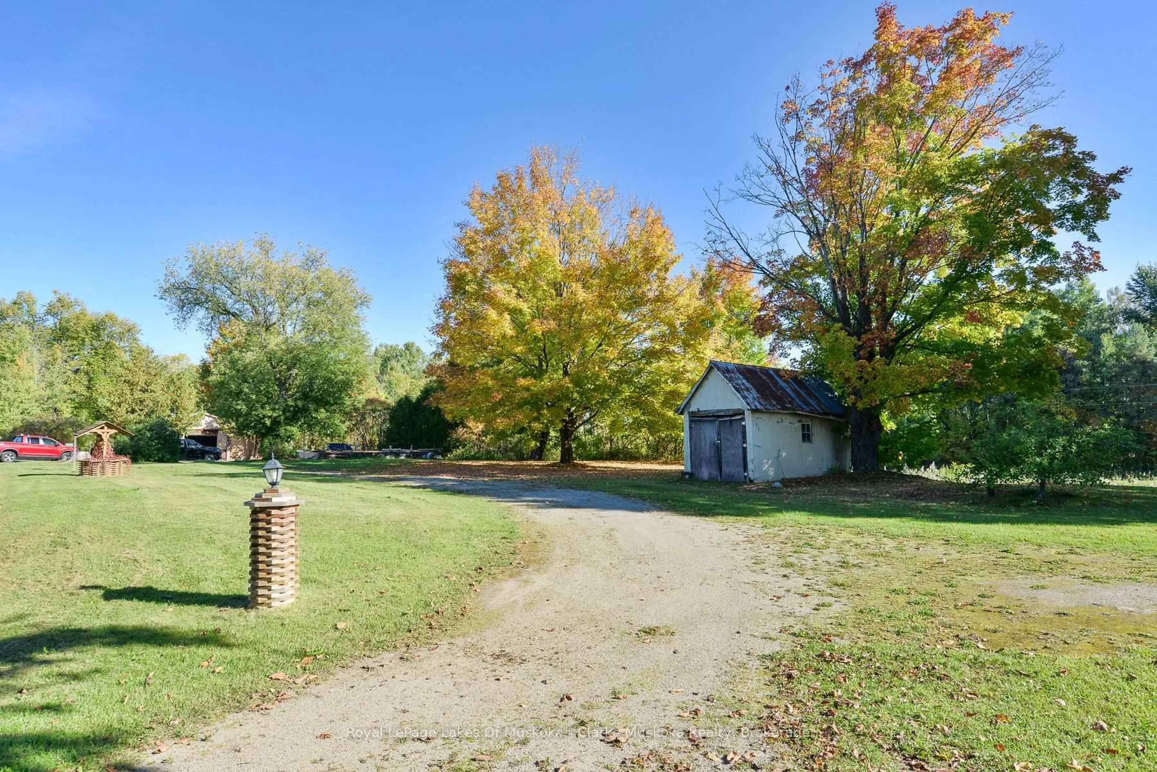 A pic from outside/outdoor area/front of a property/back of a property/a pic from drone, unknown for 1085 R Nelson Rd, Severn Ontario L0K 2C0