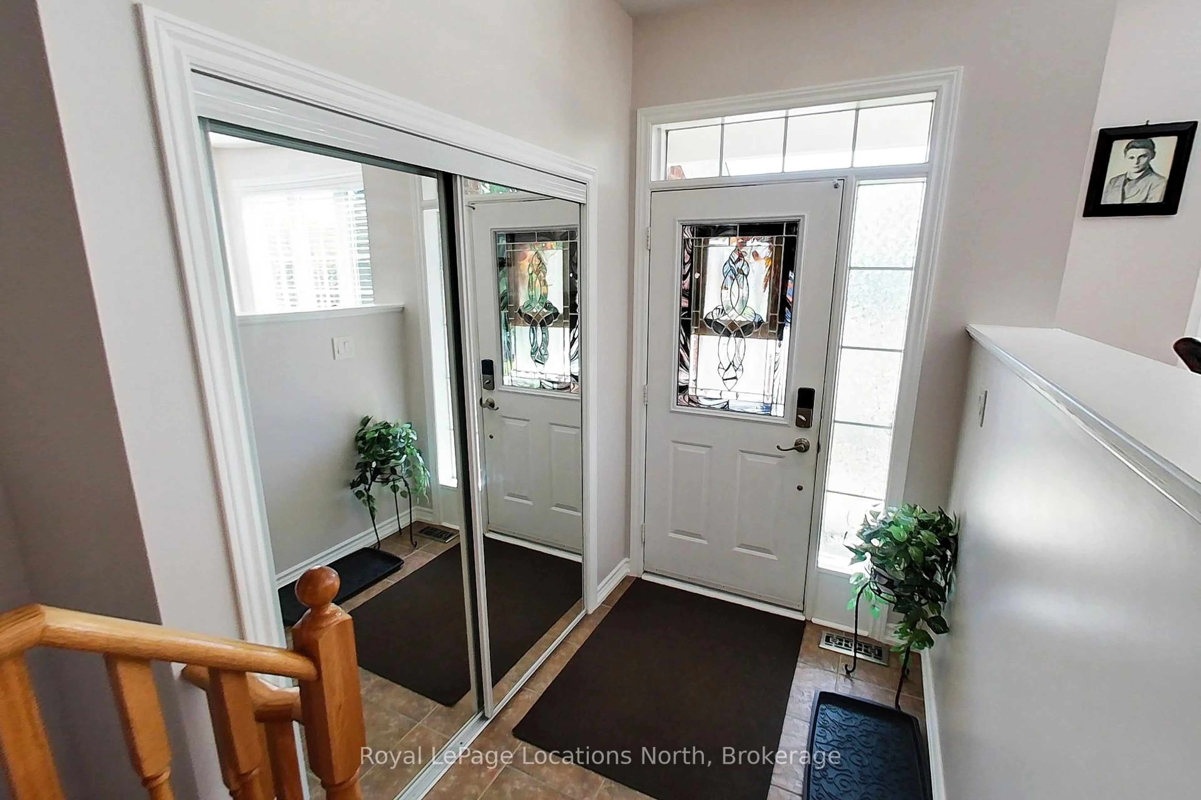 Indoor entryway for 2 Wintergreen Way, Wasaga Beach Ontario L9Z 3A9