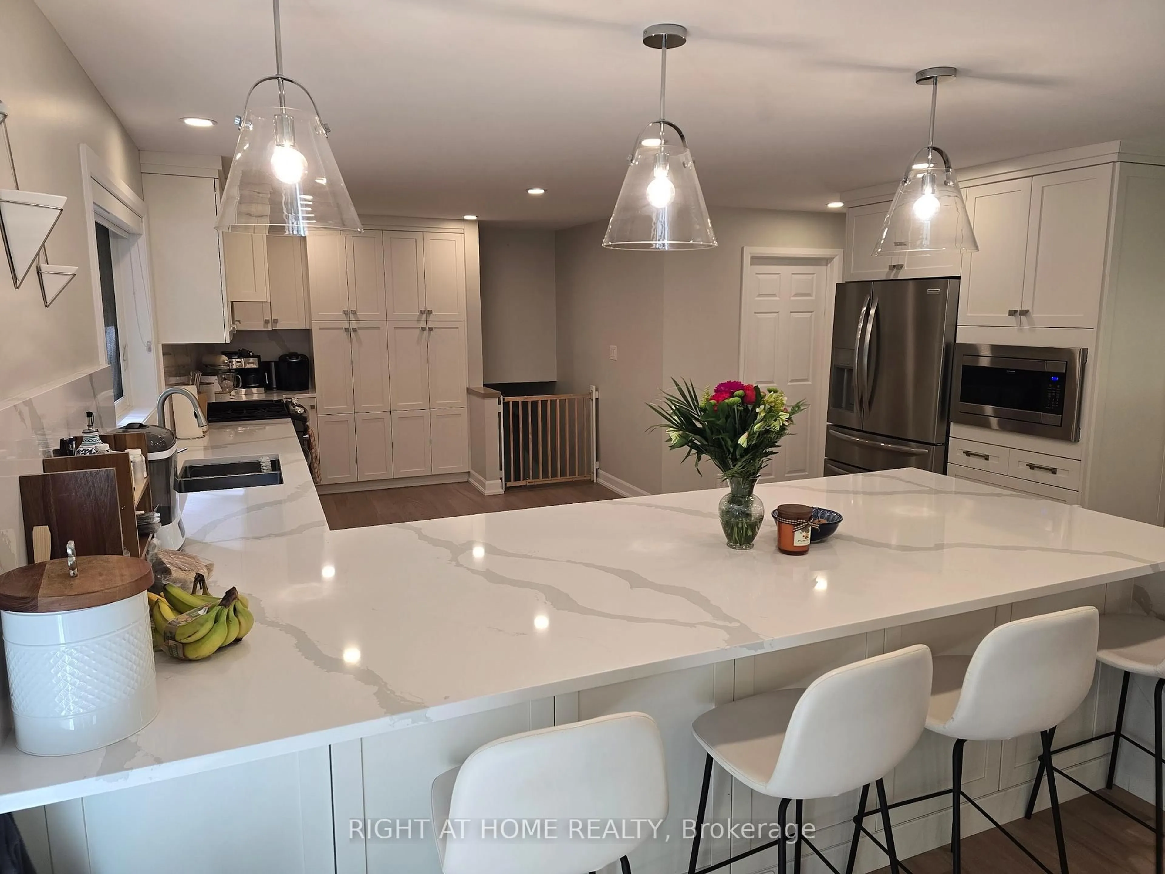 Open concept kitchen, ceramic/tile floor for 11 WOODLAND Cres, Oro-Medonte Ontario L4M 4Y8