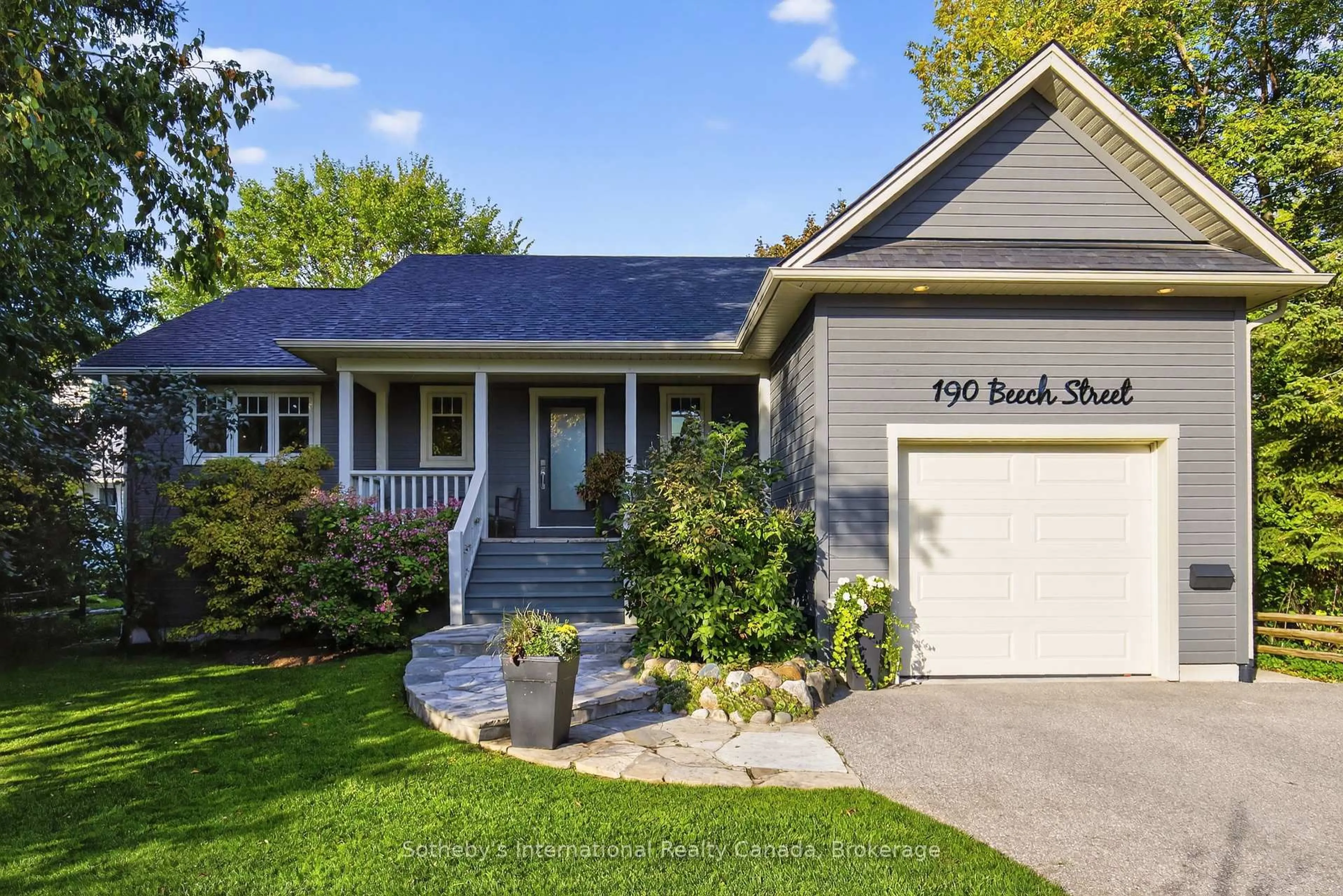 Home with vinyl exterior material, street for 190 BEECH St, Collingwood Ontario L9Y 2T4