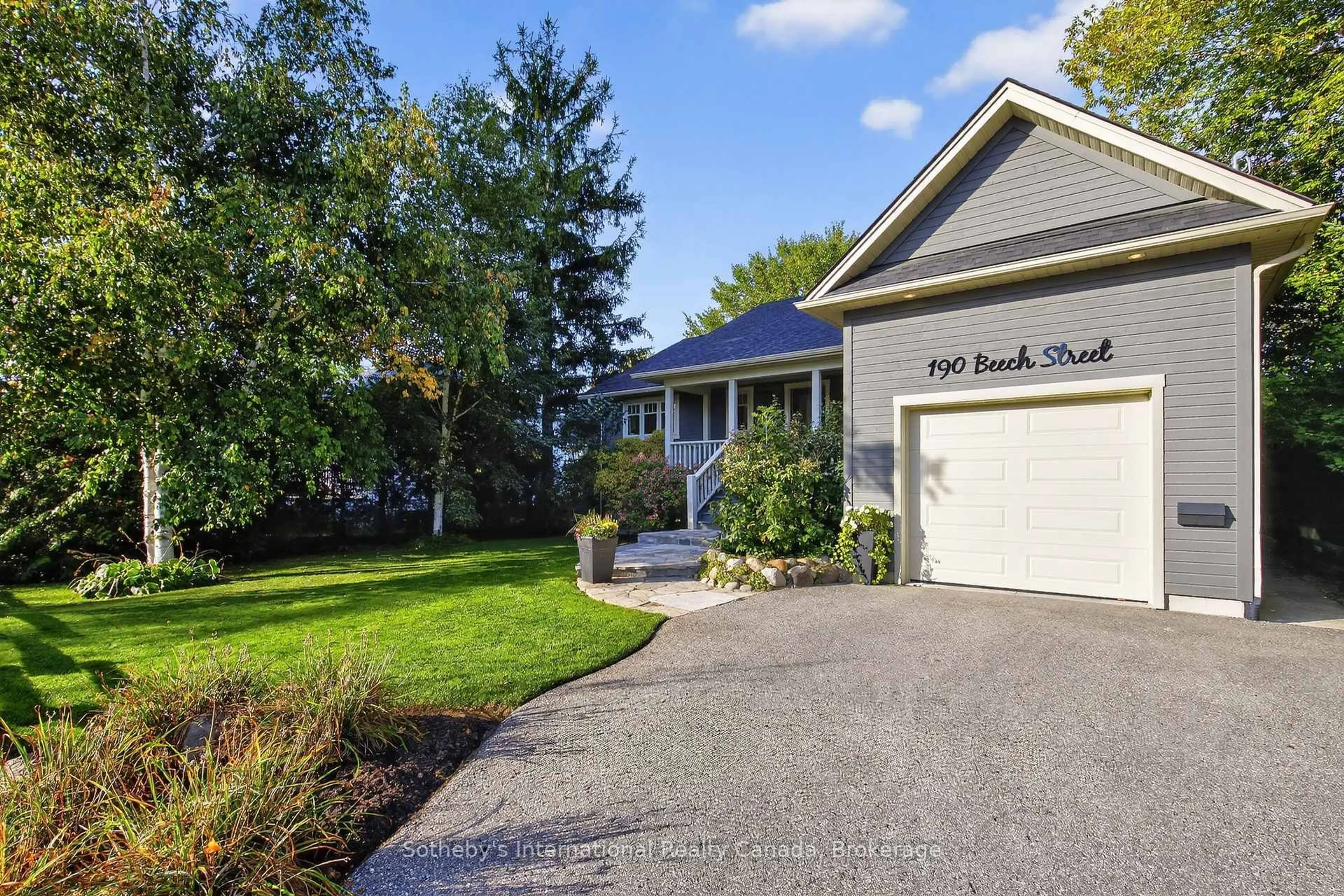 Home with vinyl exterior material, street for 190 BEECH St, Collingwood Ontario L9Y 2T4