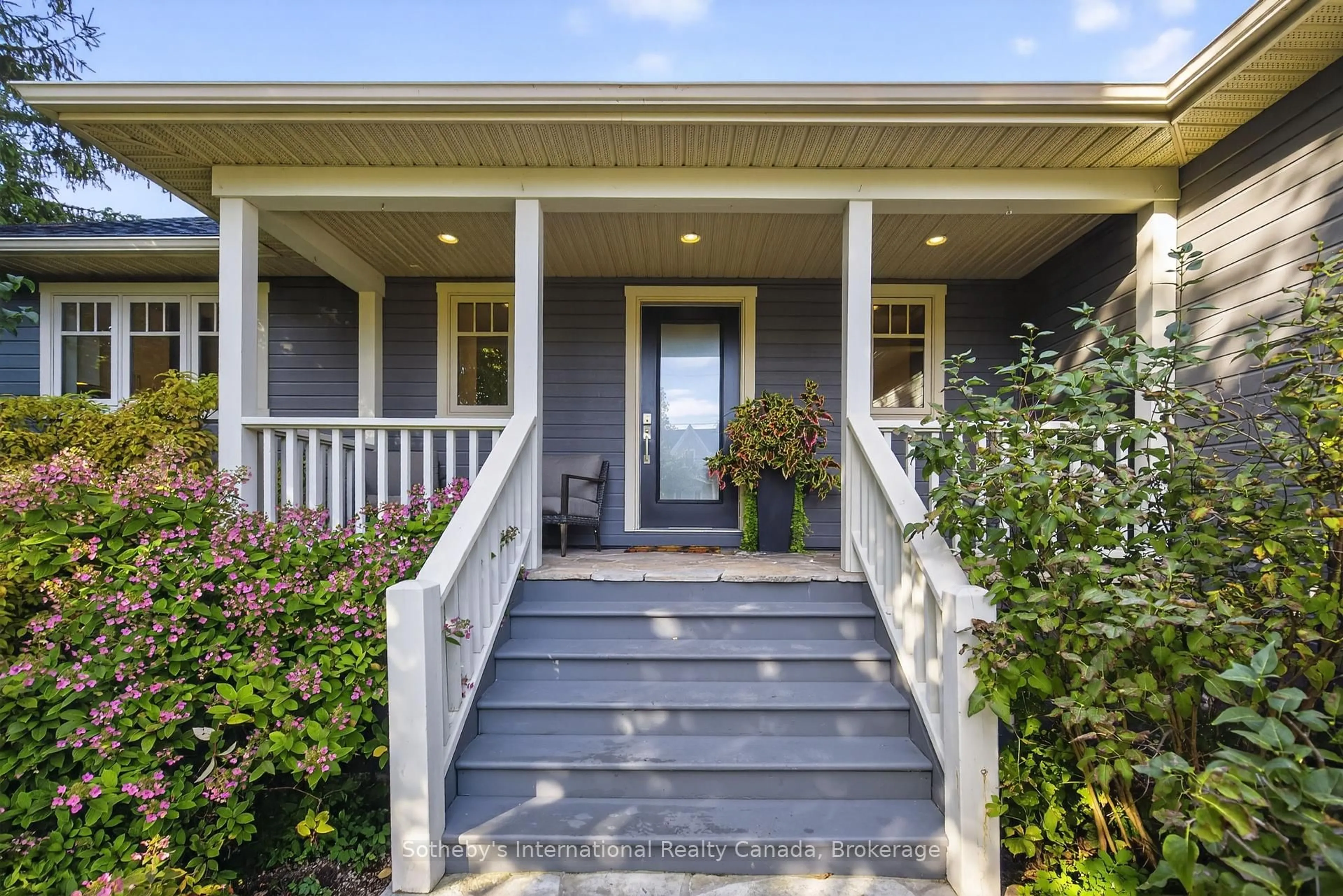 Home with vinyl exterior material, street for 190 BEECH St, Collingwood Ontario L9Y 2T4