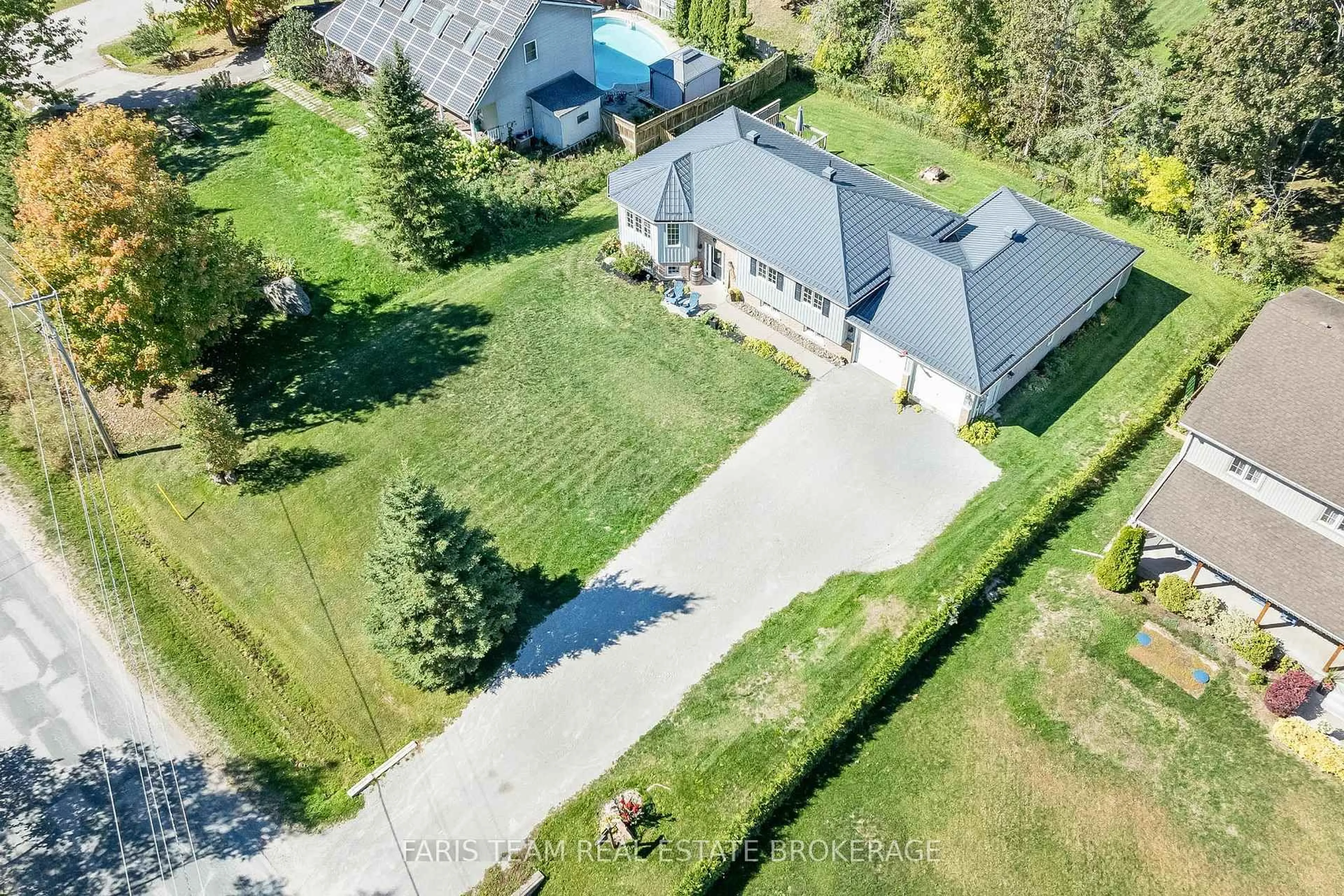 A pic from outside/outdoor area/front of a property/back of a property/a pic from drone, street for 28 Shelswell Blvd, Oro-Medonte Ontario L0L 2E0