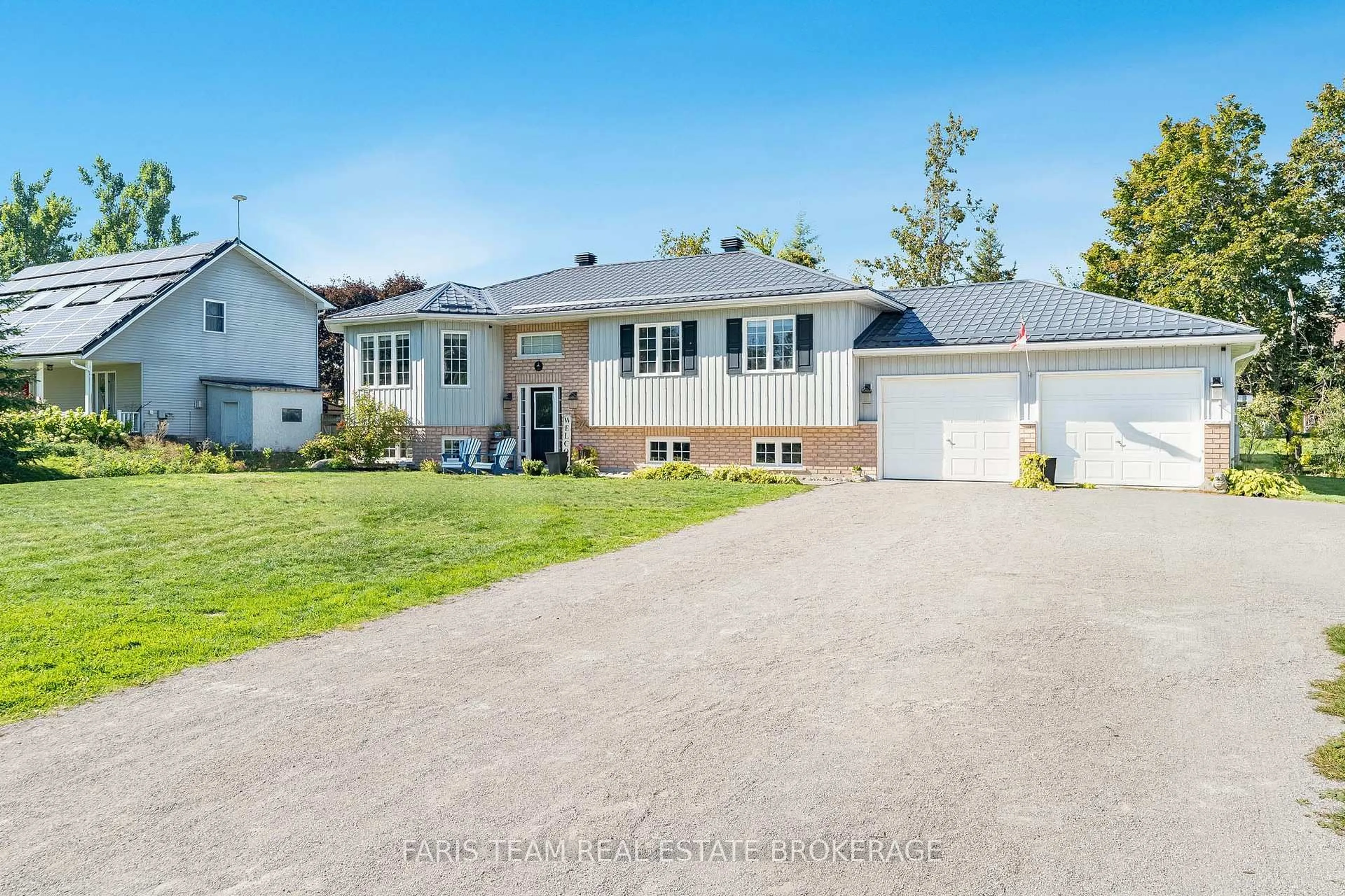 Home with vinyl exterior material, street for 28 Shelswell Blvd, Oro-Medonte Ontario L0L 2E0