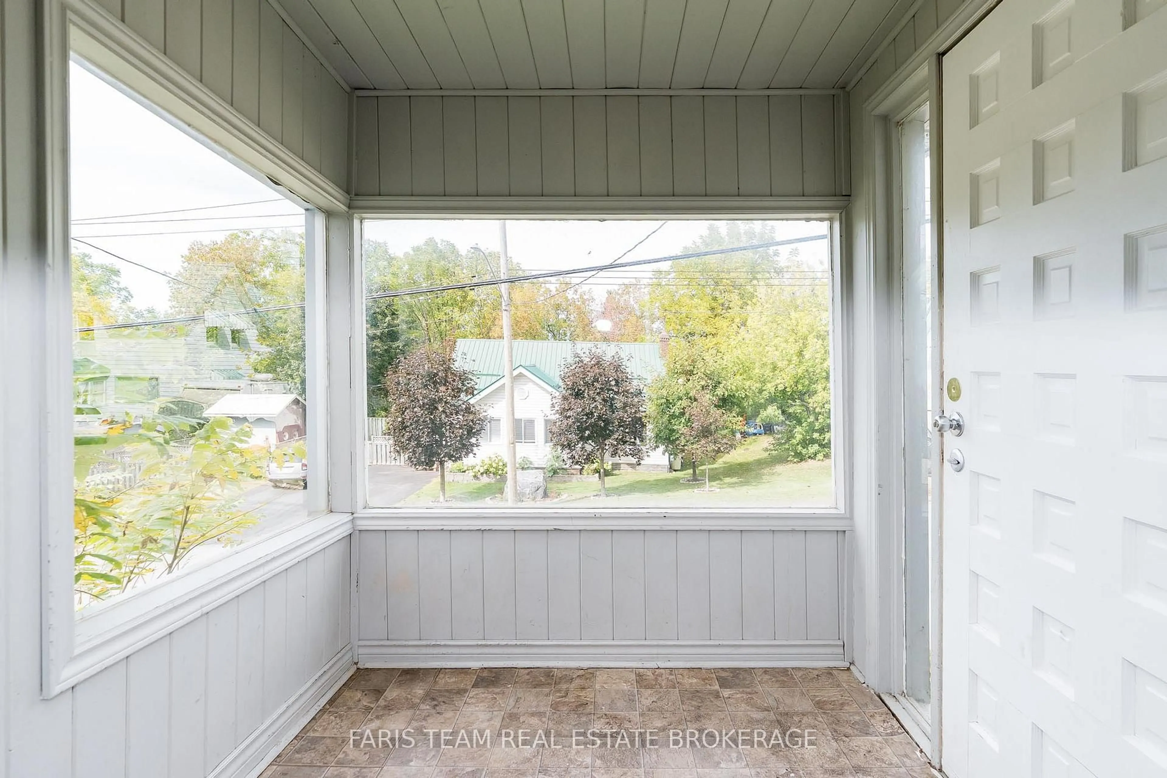 Indoor entryway for 405 Bay St, Midland Ontario L4R 1K7