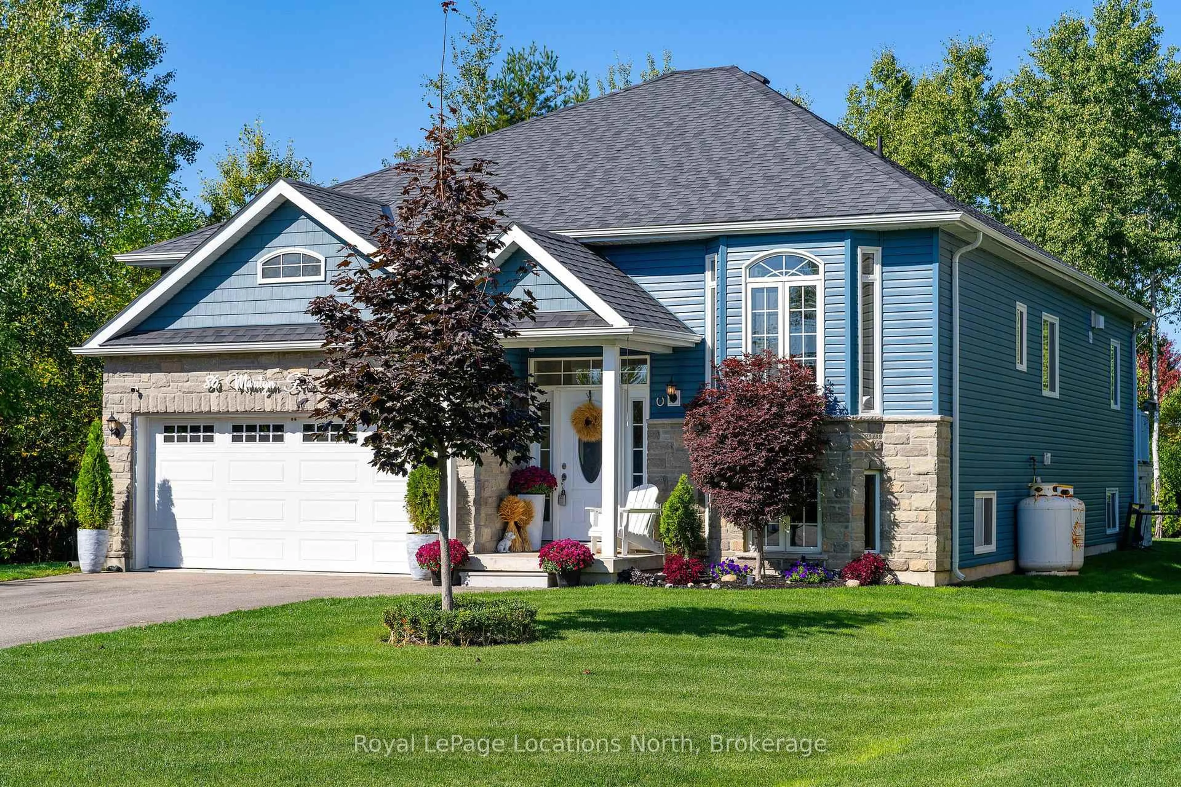 Home with vinyl exterior material, street for 86 Marilyn Ave, Wasaga Beach Ontario L9Z 2Y1