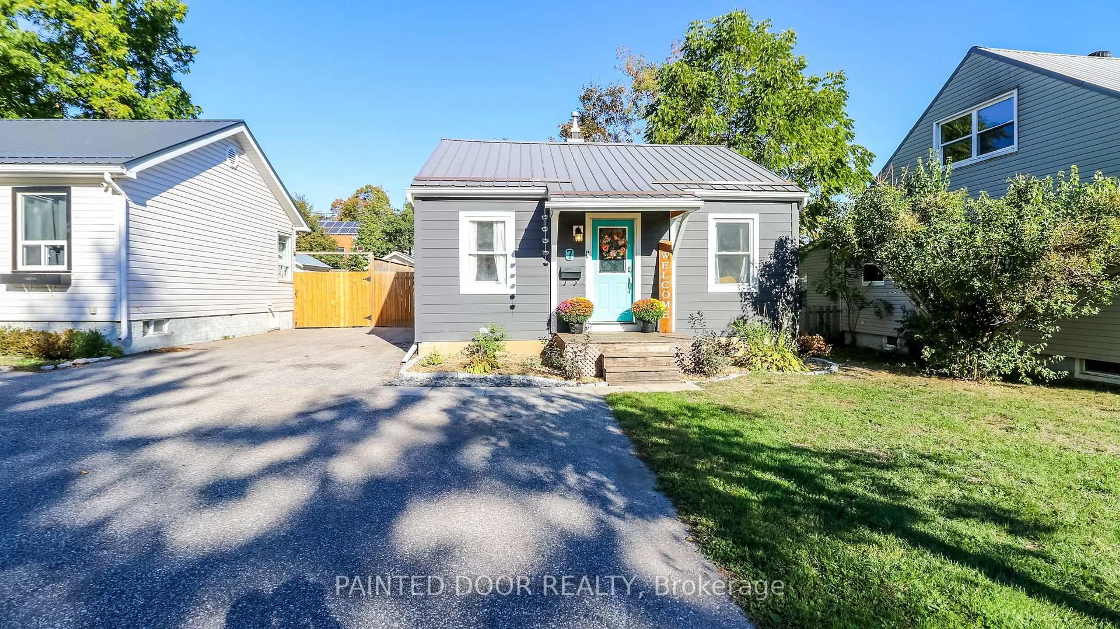 Home with vinyl exterior material, street for 7 Albany Ave, Orillia Ontario L3V 2T2