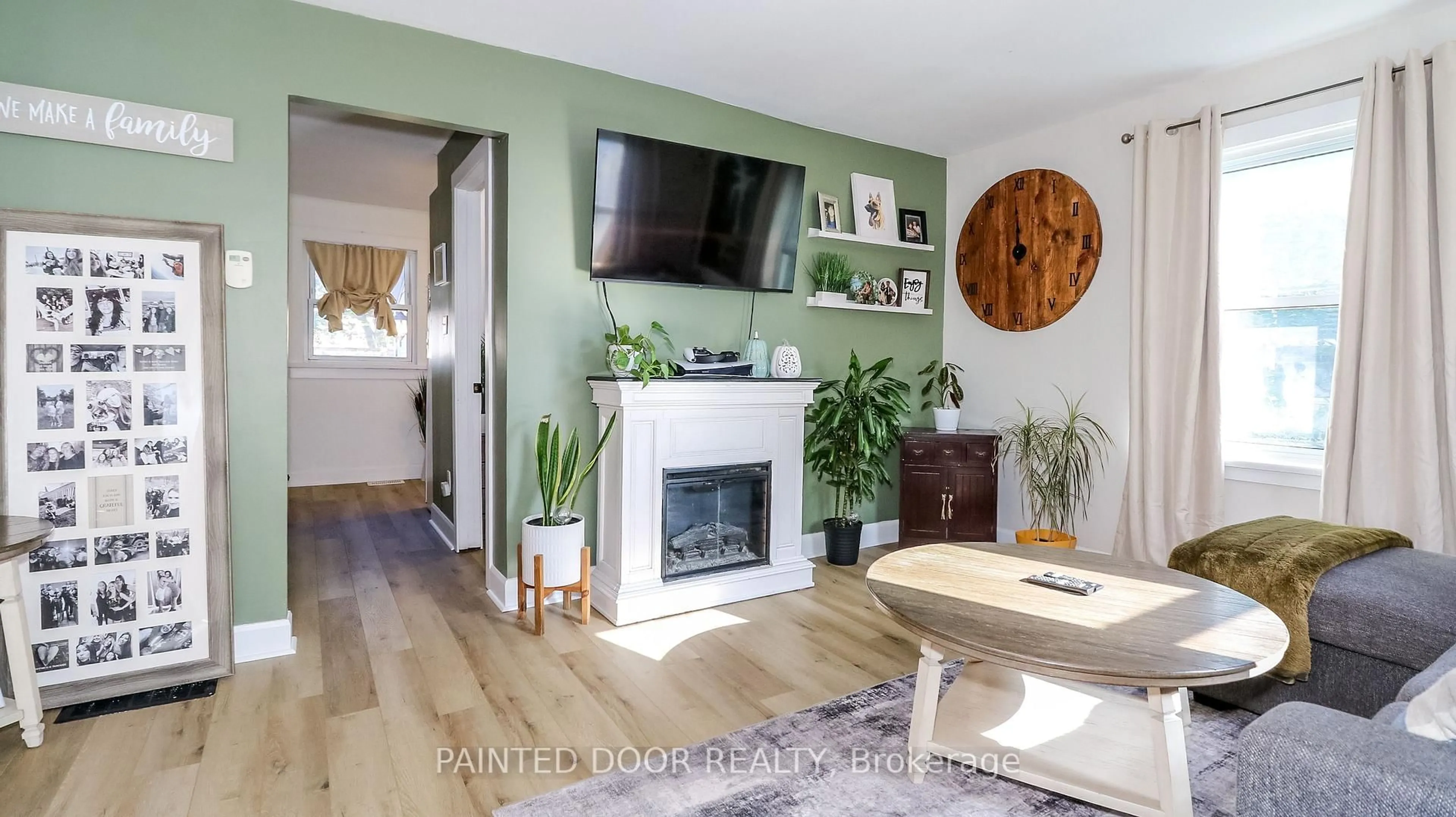 Living room with furniture, wood/laminate floor for 7 Albany Ave, Orillia Ontario L3V 2T2