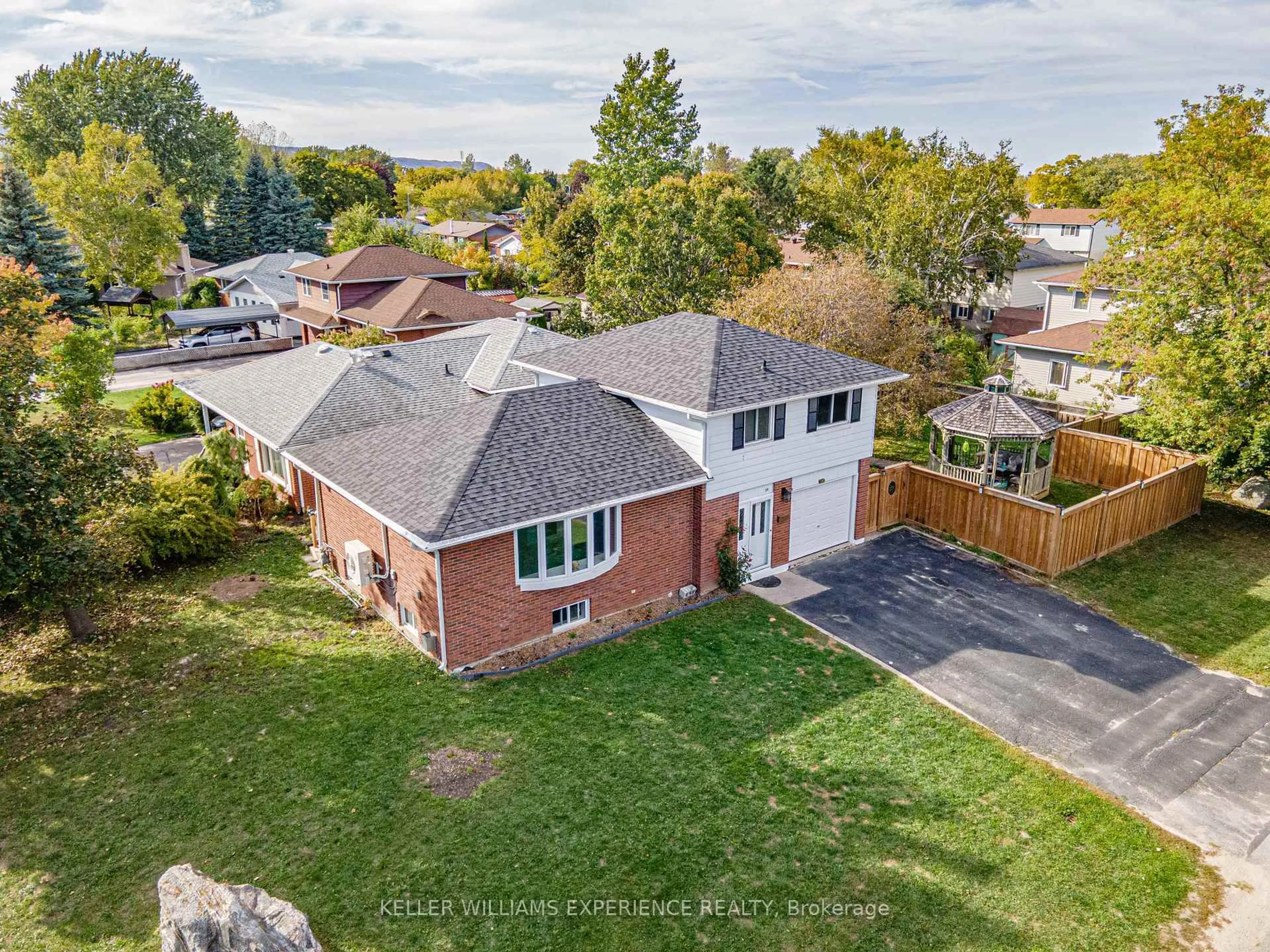A pic from outside/outdoor area/front of a property/back of a property/a pic from drone, street for 28 GIBBARD Cres, Collingwood Ontario L9Y 2C1