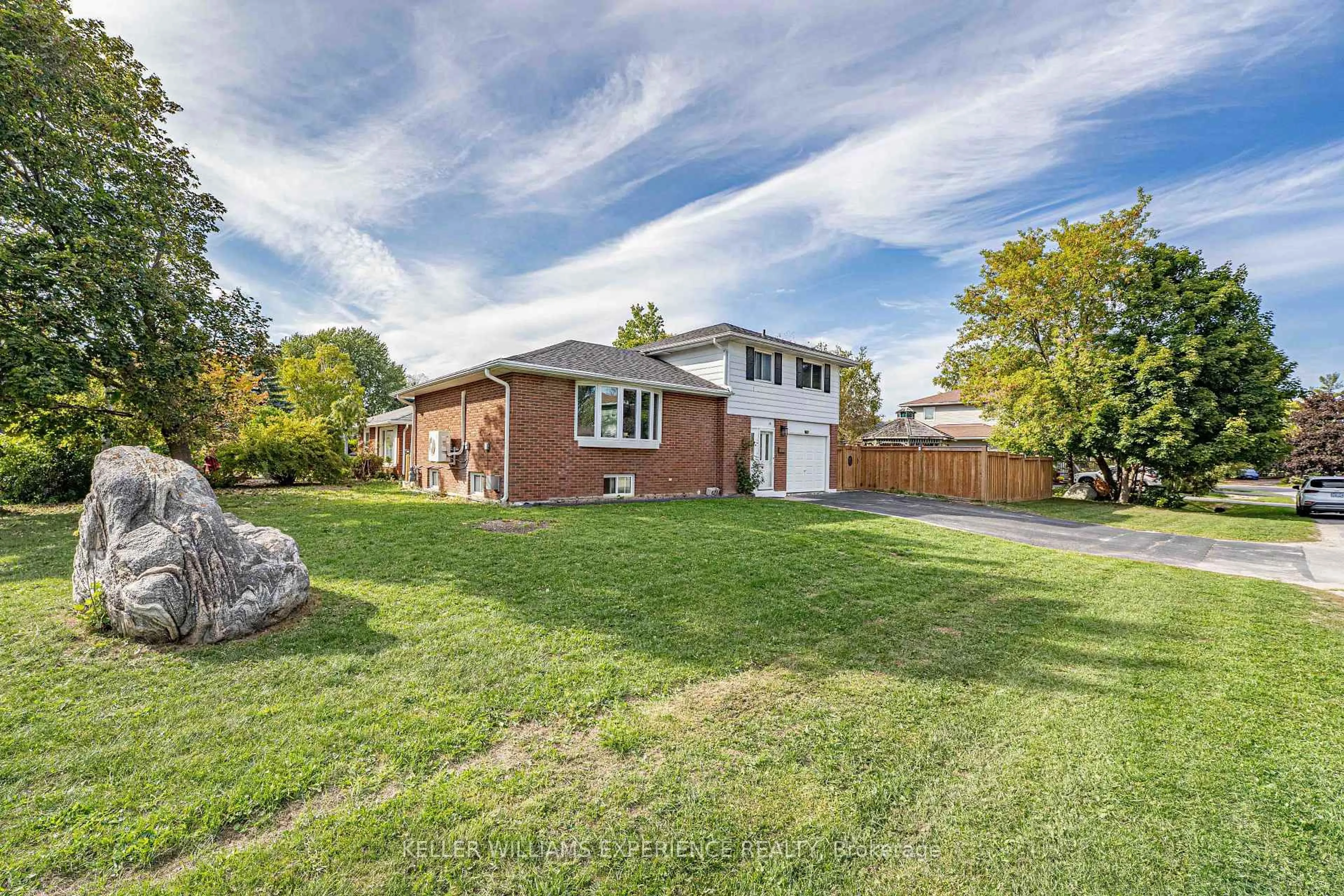 Home with brick exterior material, street for 28 GIBBARD Cres, Collingwood Ontario L9Y 2C1