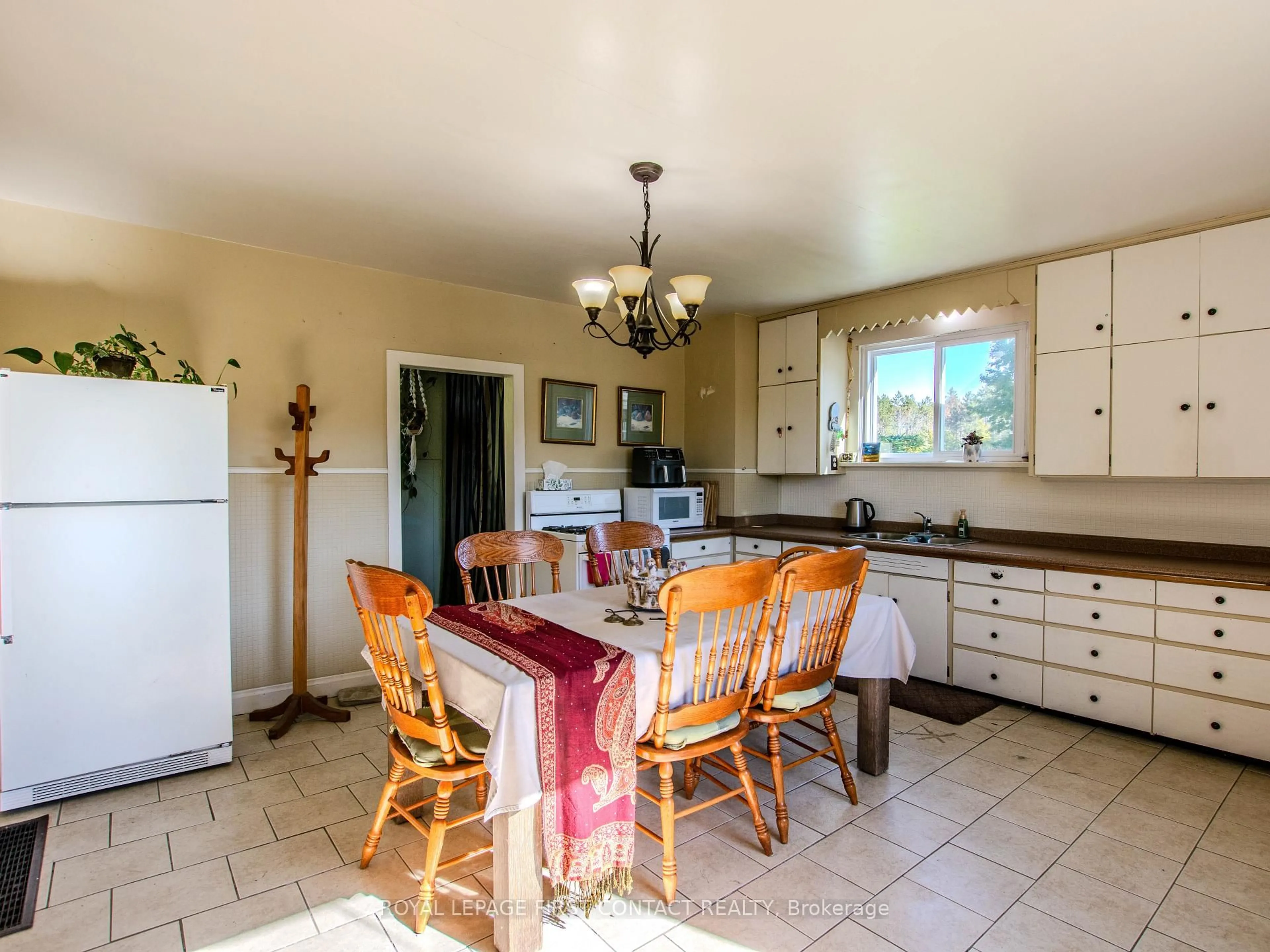 Unknown for 2041 Flos 4 Rd, Springwater Ontario L0L 2K0