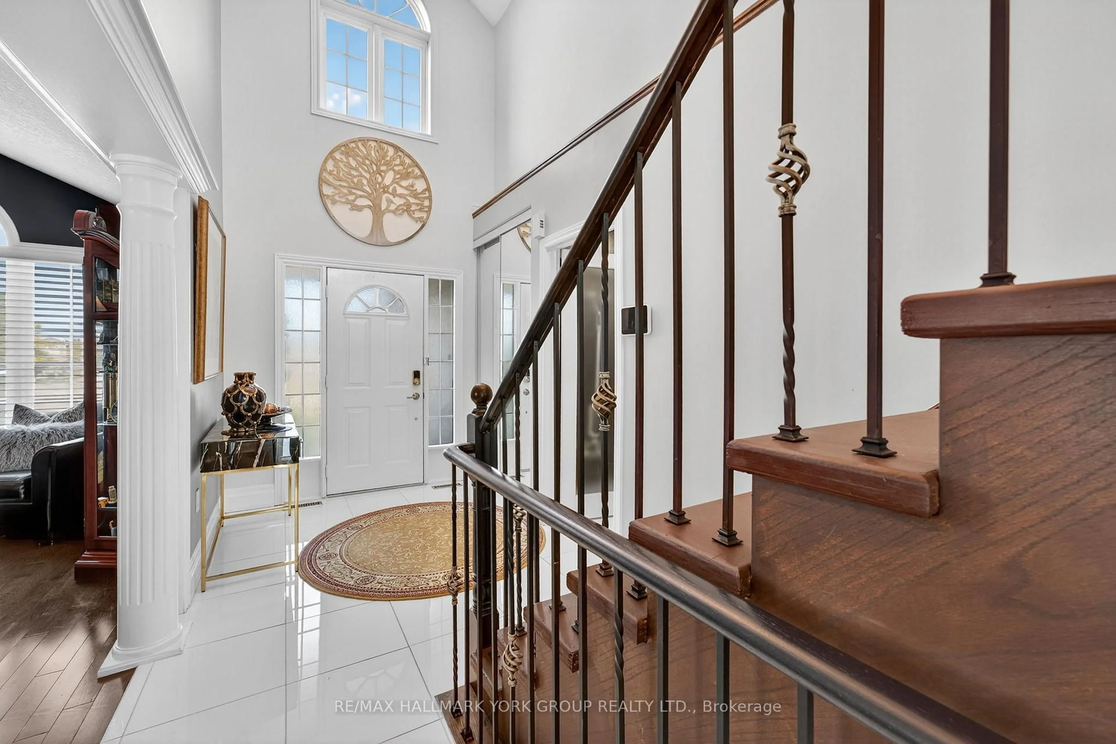 Indoor foyer for 93 Seline Cres, Barrie Ontario L4N 5V7