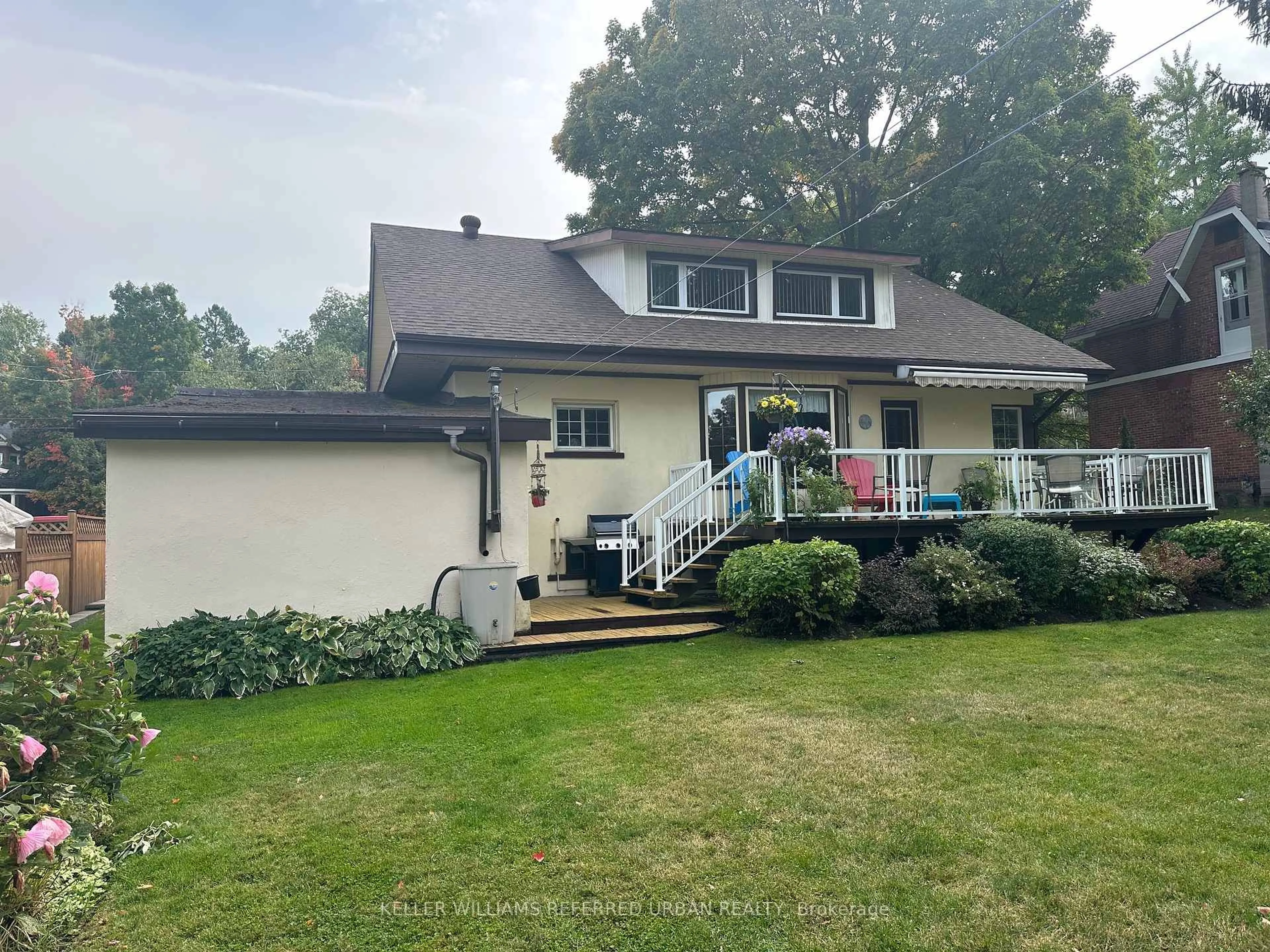 A pic from outside/outdoor area/front of a property/back of a property/a pic from drone, unknown for 650 Hugel Ave, Midland Ontario L4R 1W7