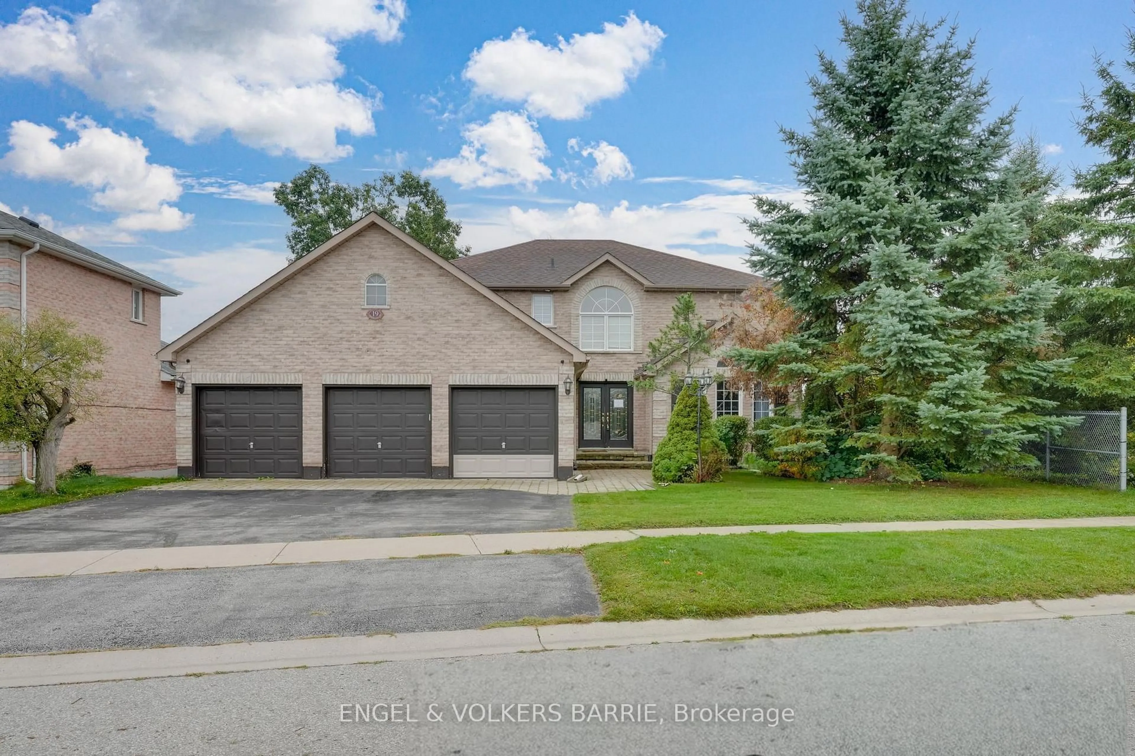 Home with brick exterior material, street for 19 Northview Cres, Barrie Ontario L4N 9T4