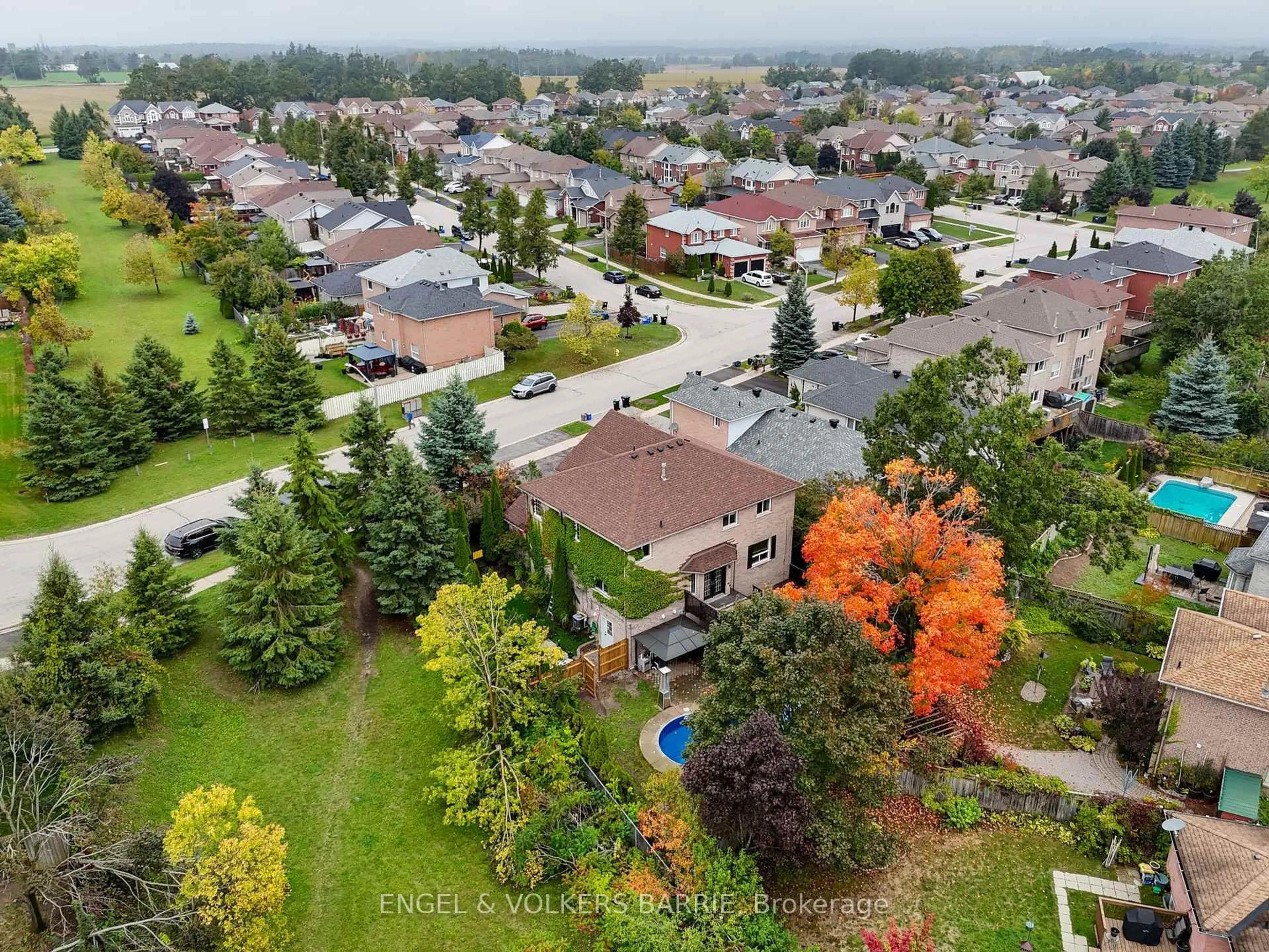 A pic from outside/outdoor area/front of a property/back of a property/a pic from drone, street for 19 Northview Cres, Barrie Ontario L4N 9T4