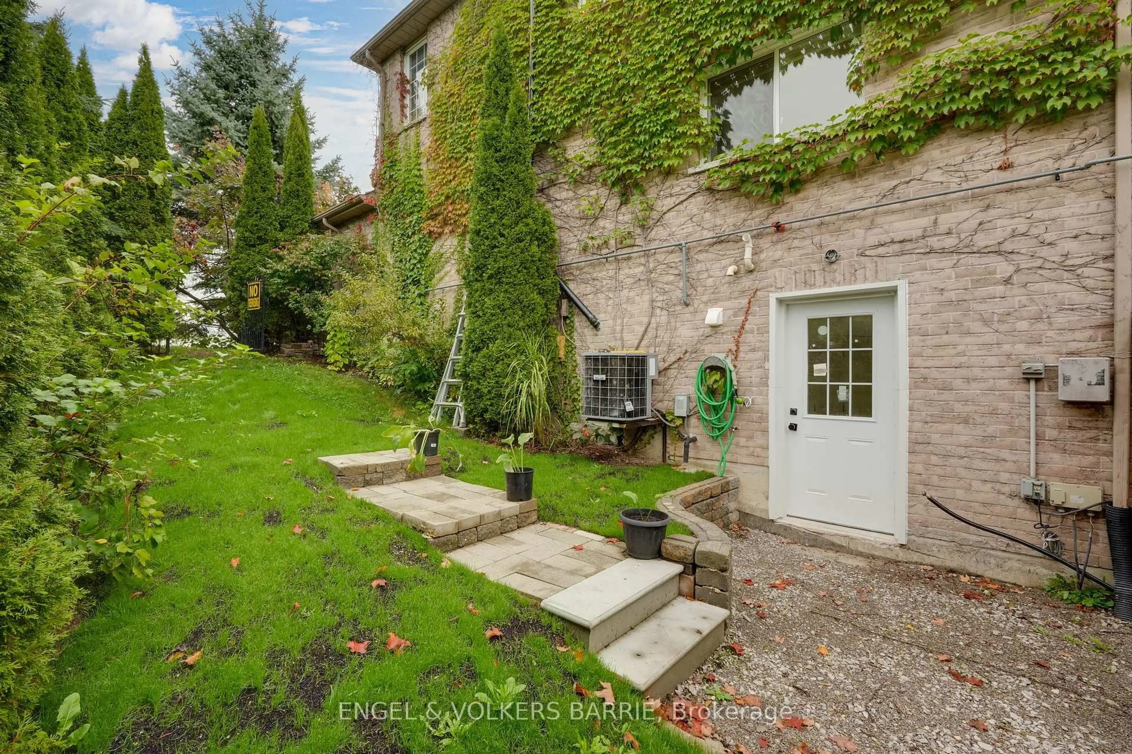A pic from outside/outdoor area/front of a property/back of a property/a pic from drone, street for 19 Northview Cres, Barrie Ontario L4N 9T4