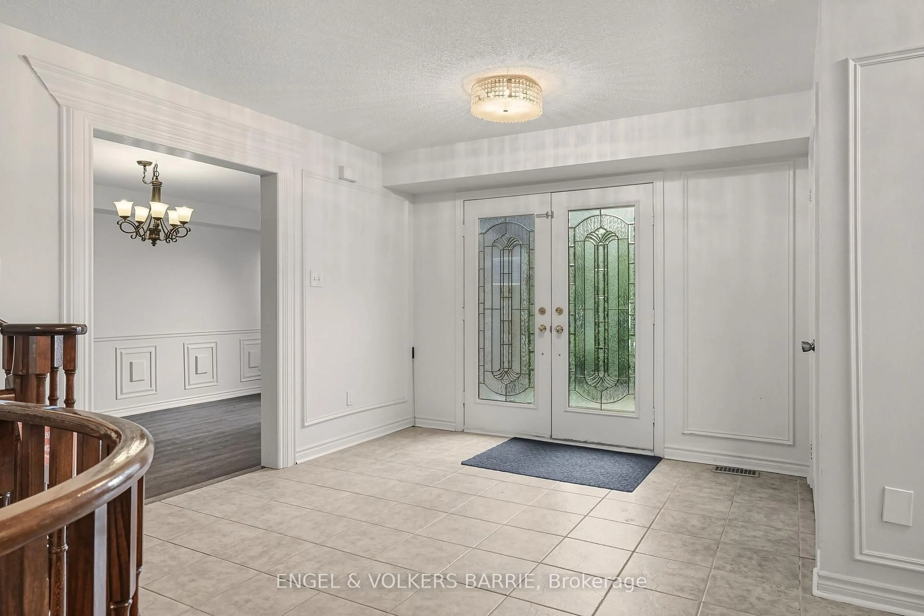 Indoor entryway for 19 Northview Cres, Barrie Ontario L4N 9T4