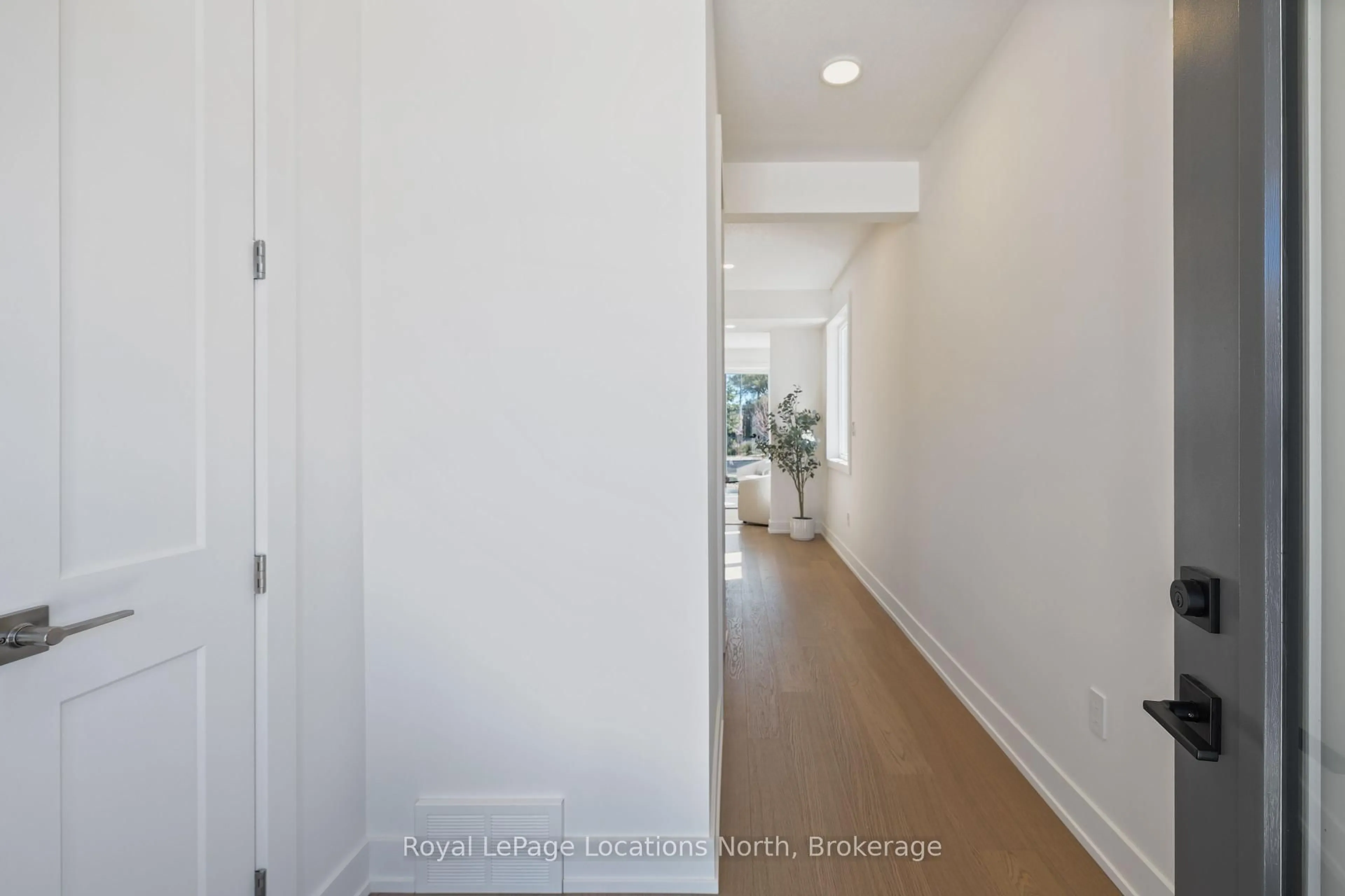 Indoor entryway for 42 Swain Cres, Collingwood Ontario L9Y 2L3