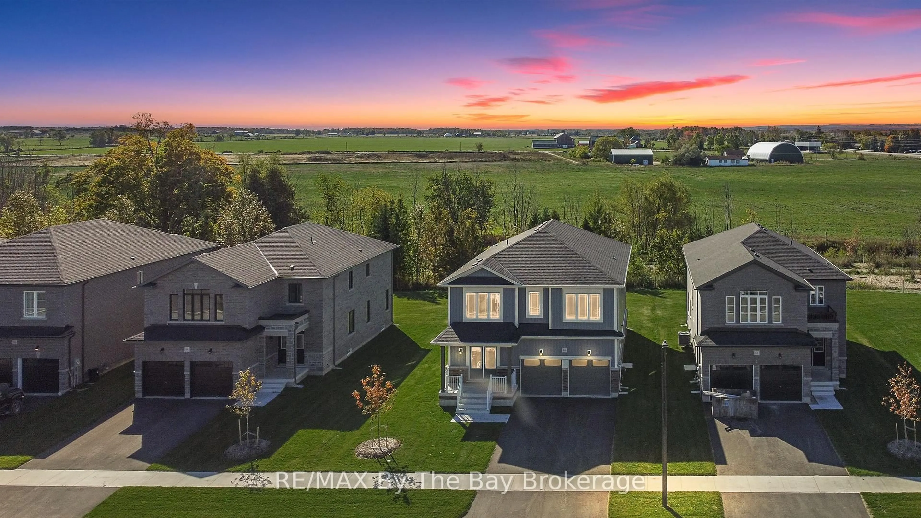 A pic from outside/outdoor area/front of a property/back of a property/a pic from drone, unknown for 66 Amber Dr, Wasaga Beach Ontario L9Z 0R9