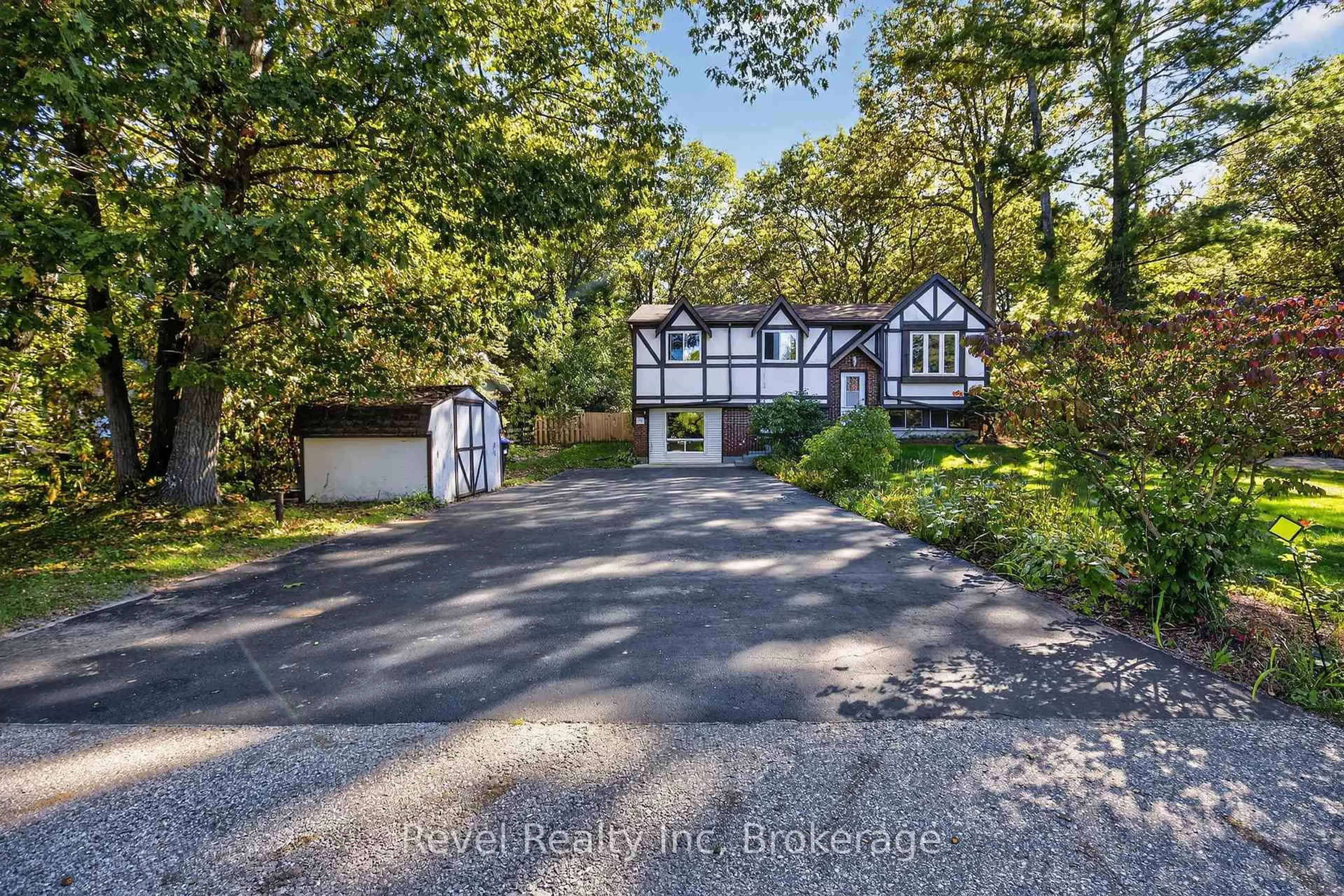 A pic from outside/outdoor area/front of a property/back of a property/a pic from drone, street for 203 KNOX Rd, Wasaga Beach Ontario L9Z 2A7