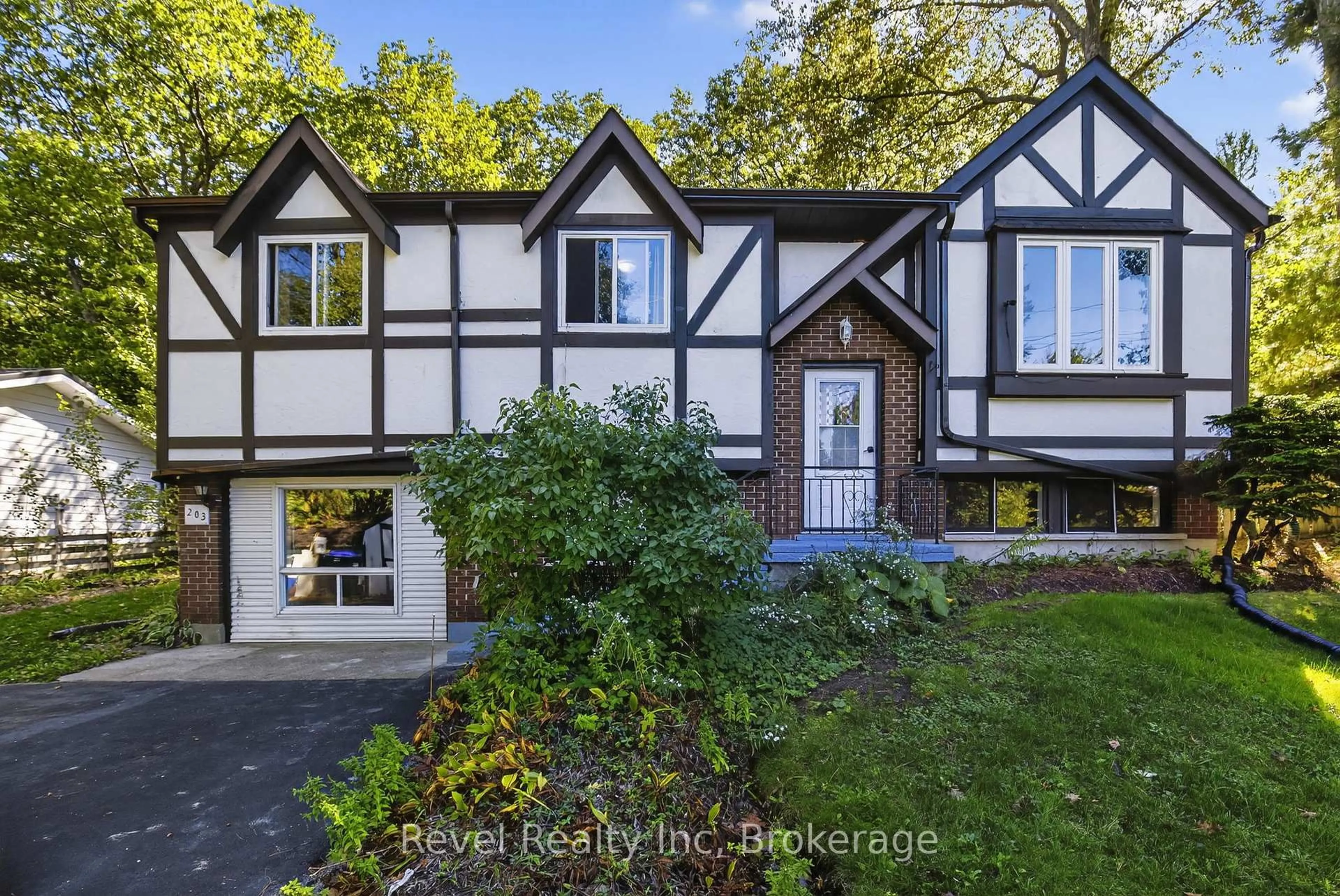 Home with vinyl exterior material, street for 203 KNOX Rd, Wasaga Beach Ontario L9Z 2A7