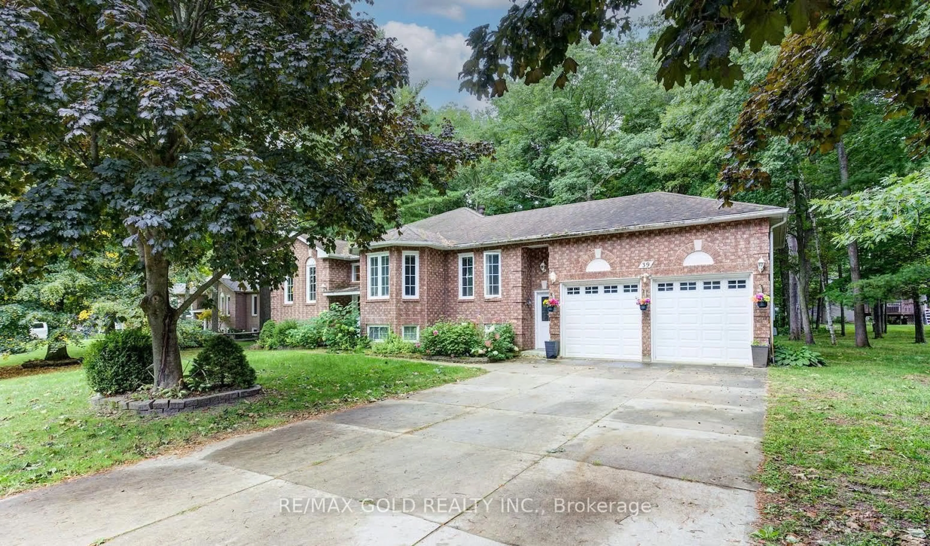 Home with brick exterior material, street for 39 Downer Cres, Wasaga Beach Ontario L9Z 1C3