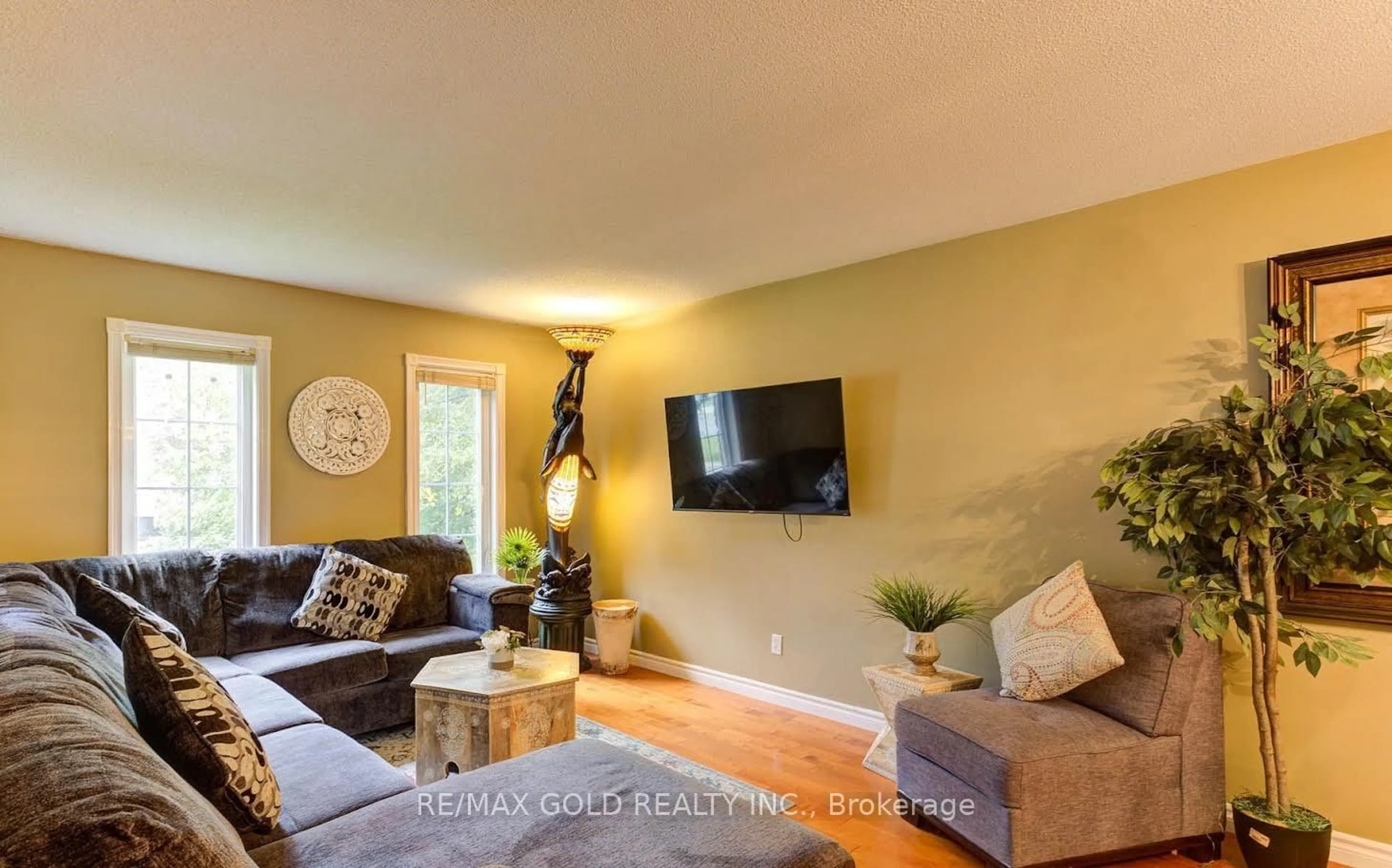 Living room with furniture, wood/laminate floor for 39 Downer Cres, Wasaga Beach Ontario L9Z 1C3