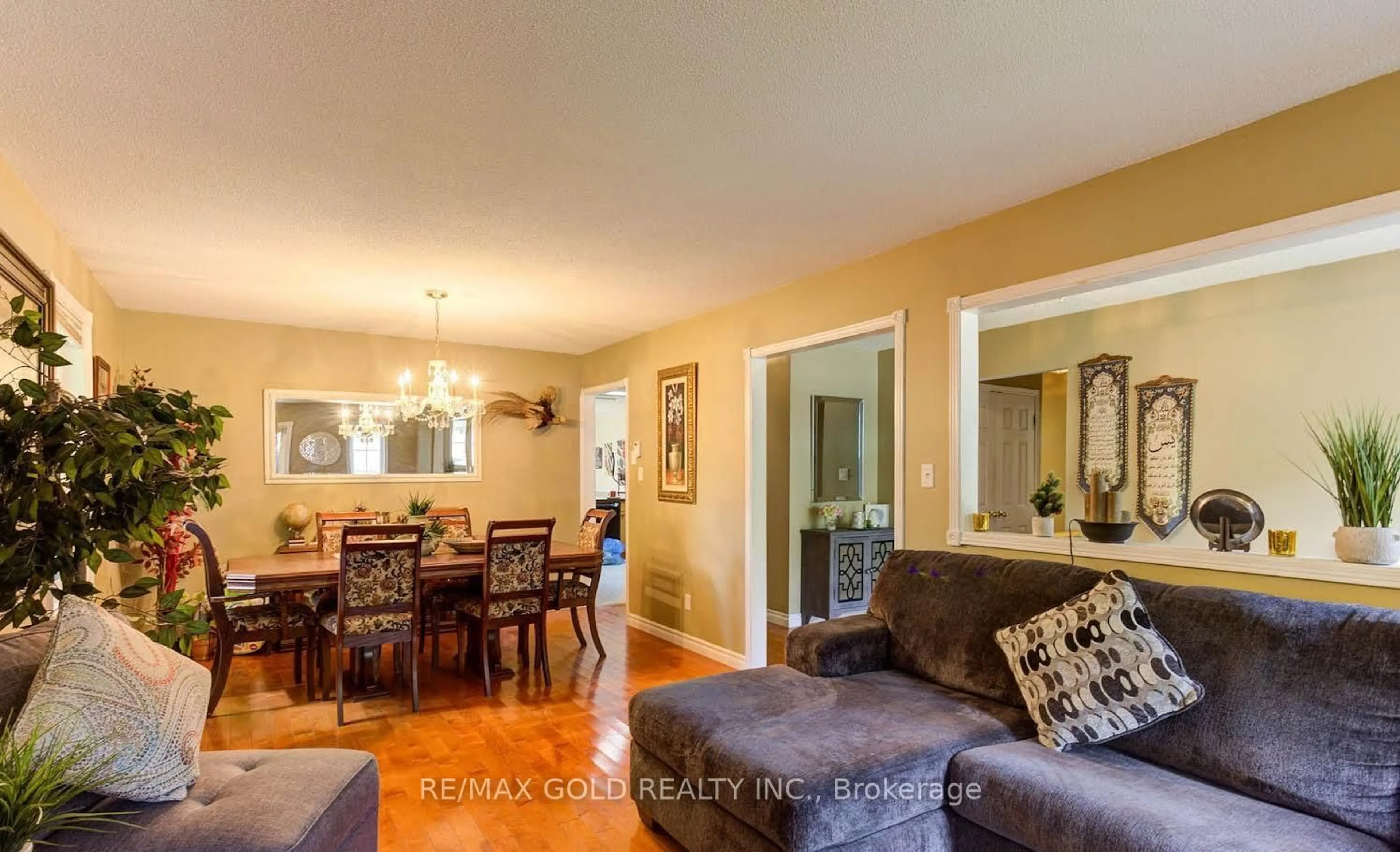 Dining room, wood/laminate floor for 39 Downer Cres, Wasaga Beach Ontario L9Z 1C3