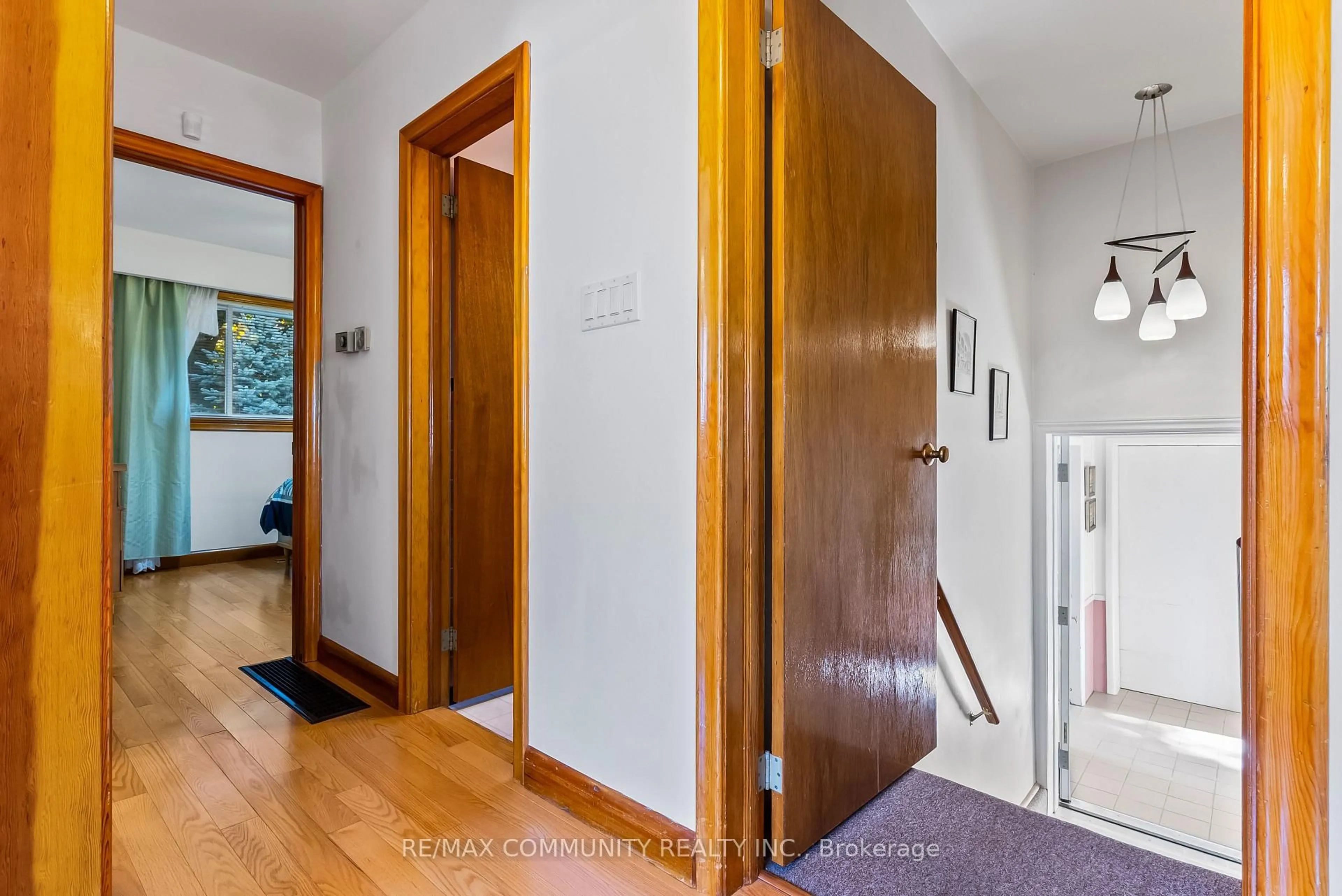 Indoor entryway for 287 John St, Midland Ontario L4R 2J6